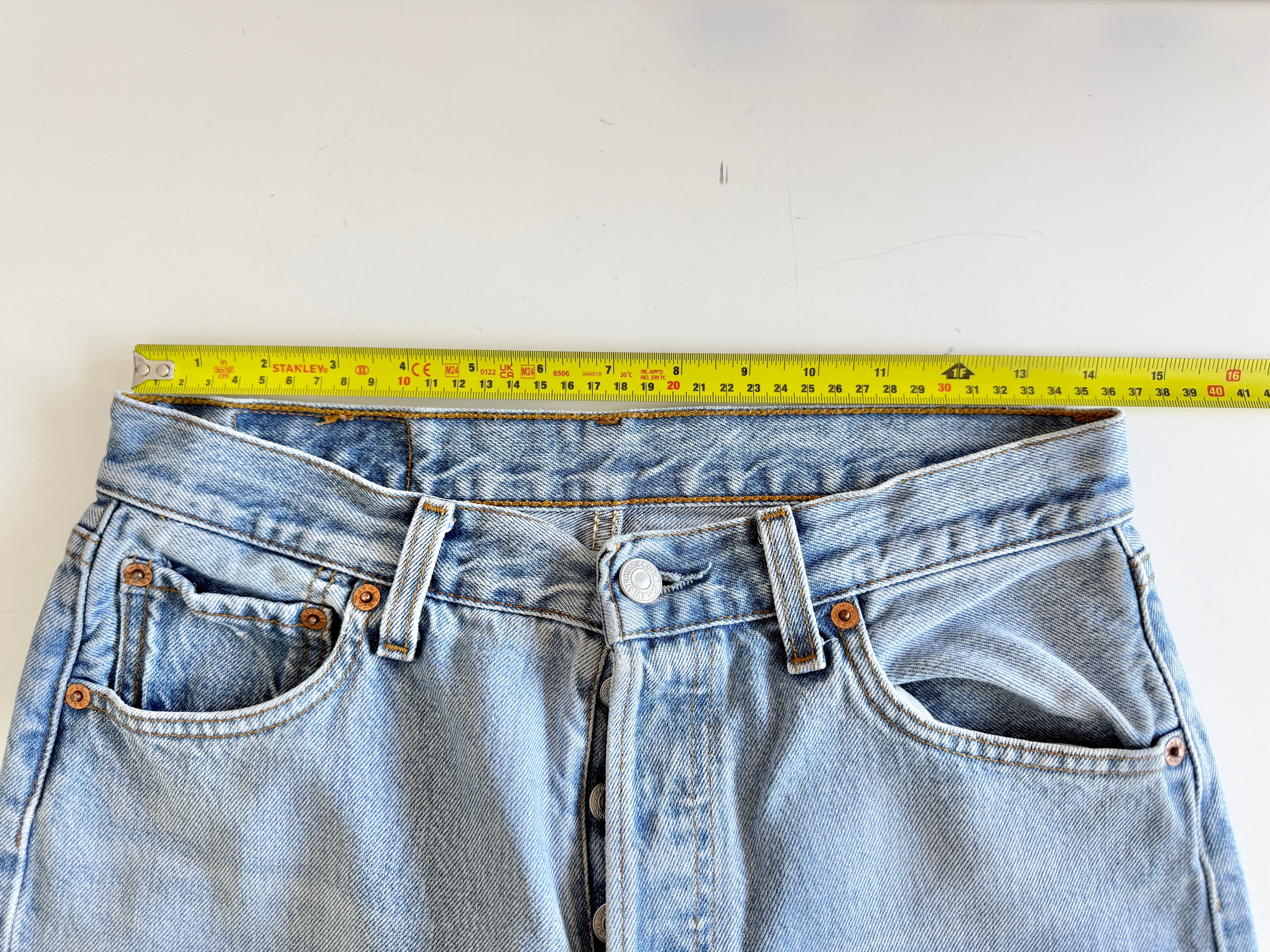 W29 L32 vintage Levis 501 28/29” light blue Levi’s 501s 90s