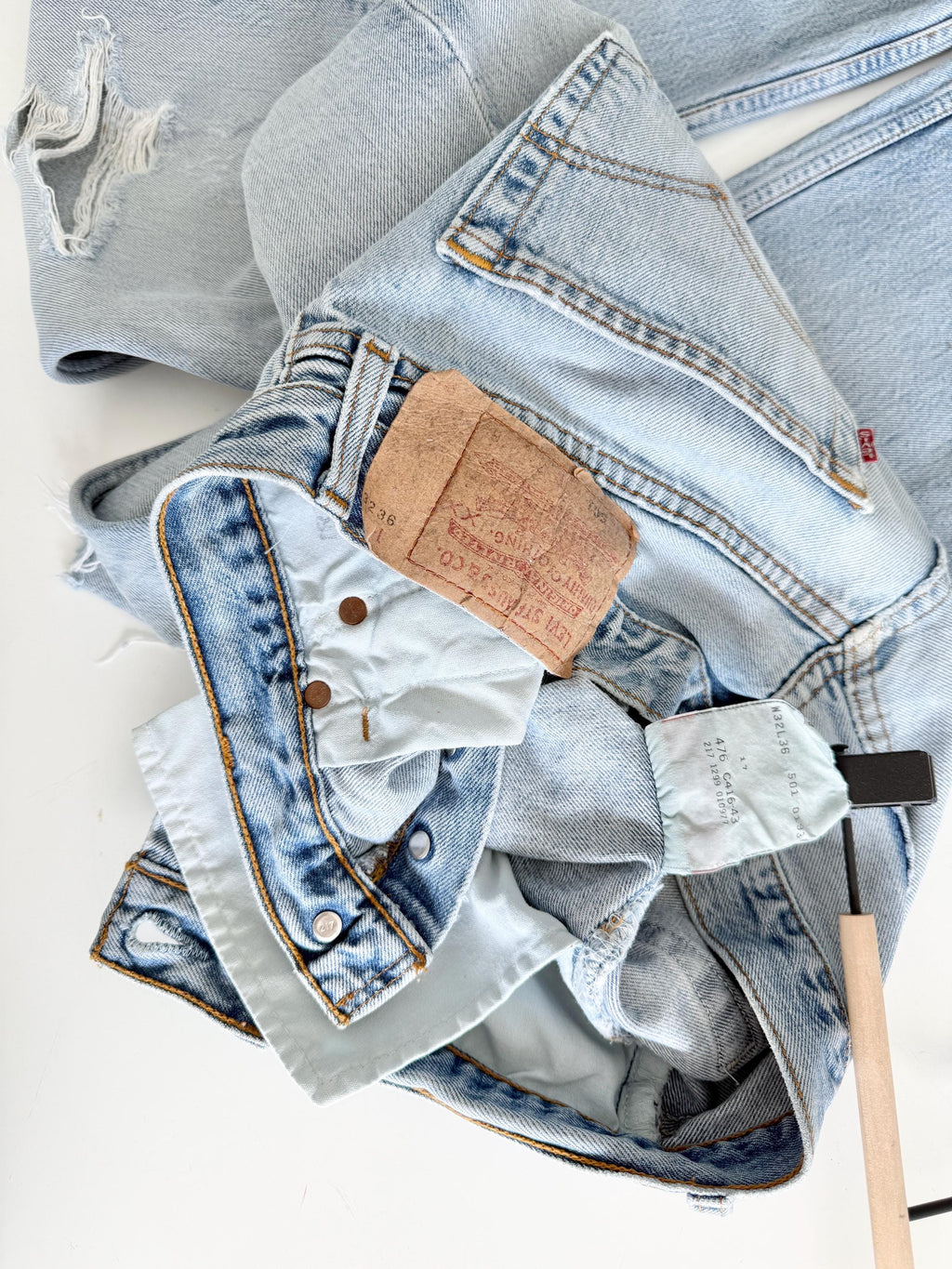 W31 L29 Levis 501 vintage 30-31” waist light faded blue distressed 501s made in Canada 90s