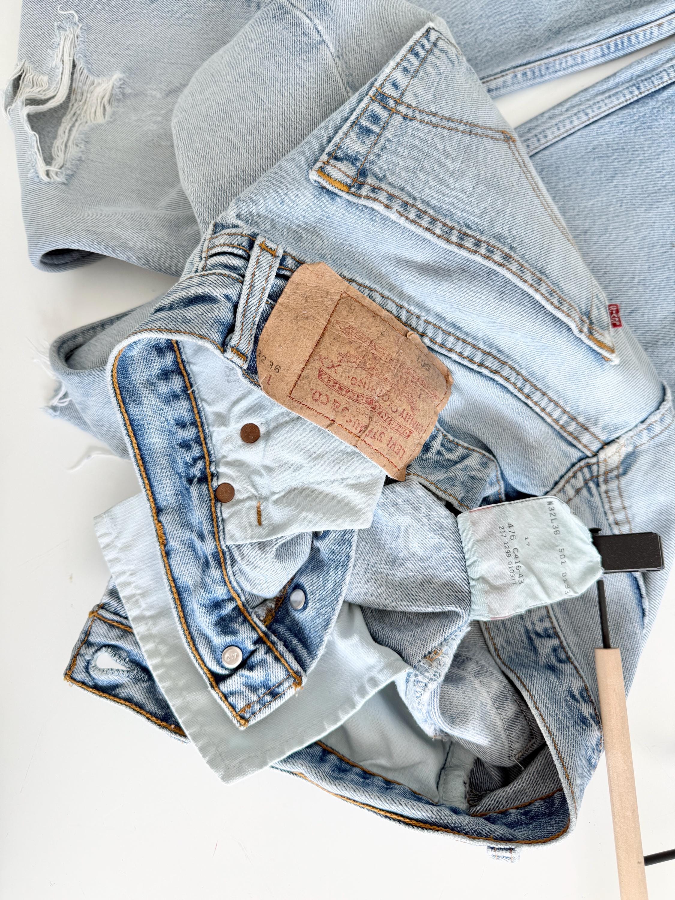 W31 L29 Levis 501 vintage 30-31” waist light faded blue distressed 501s made in Canada 90s