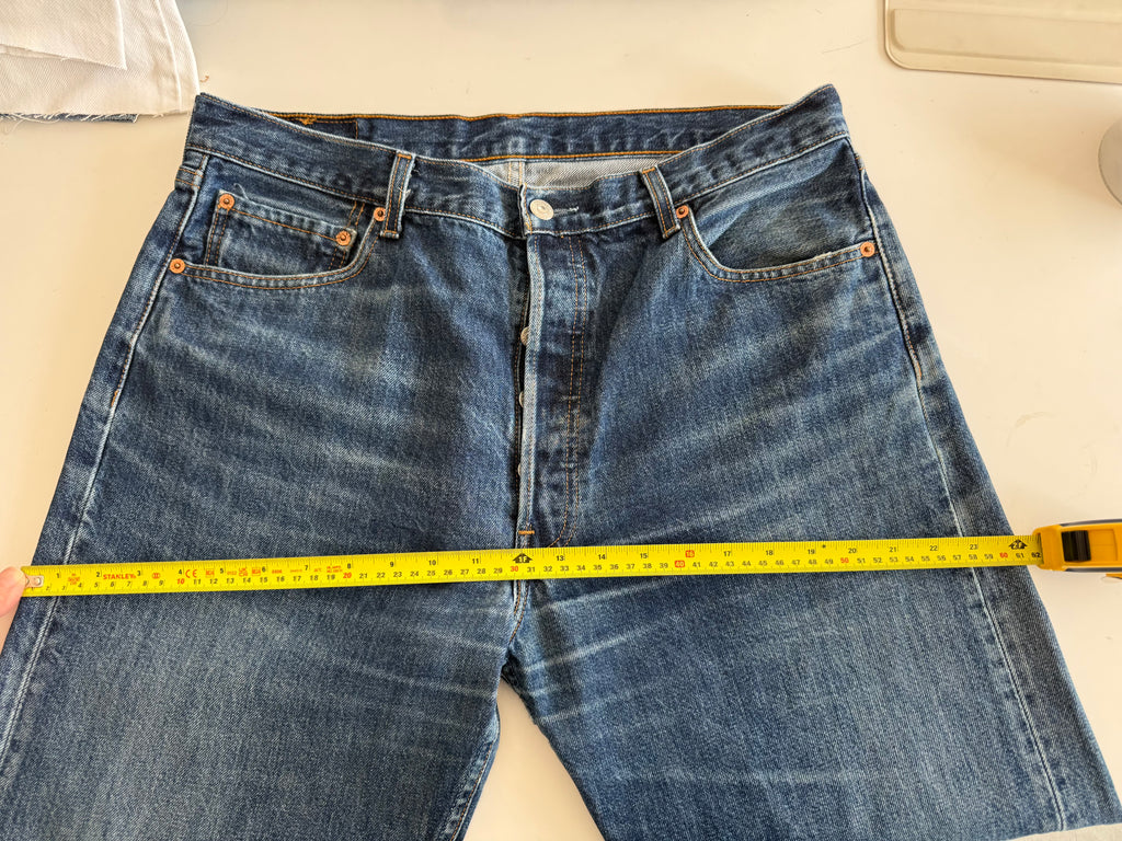 W34 L32 vintage Levis 501 dark blue faded 33/34” measured waist 501s 90s