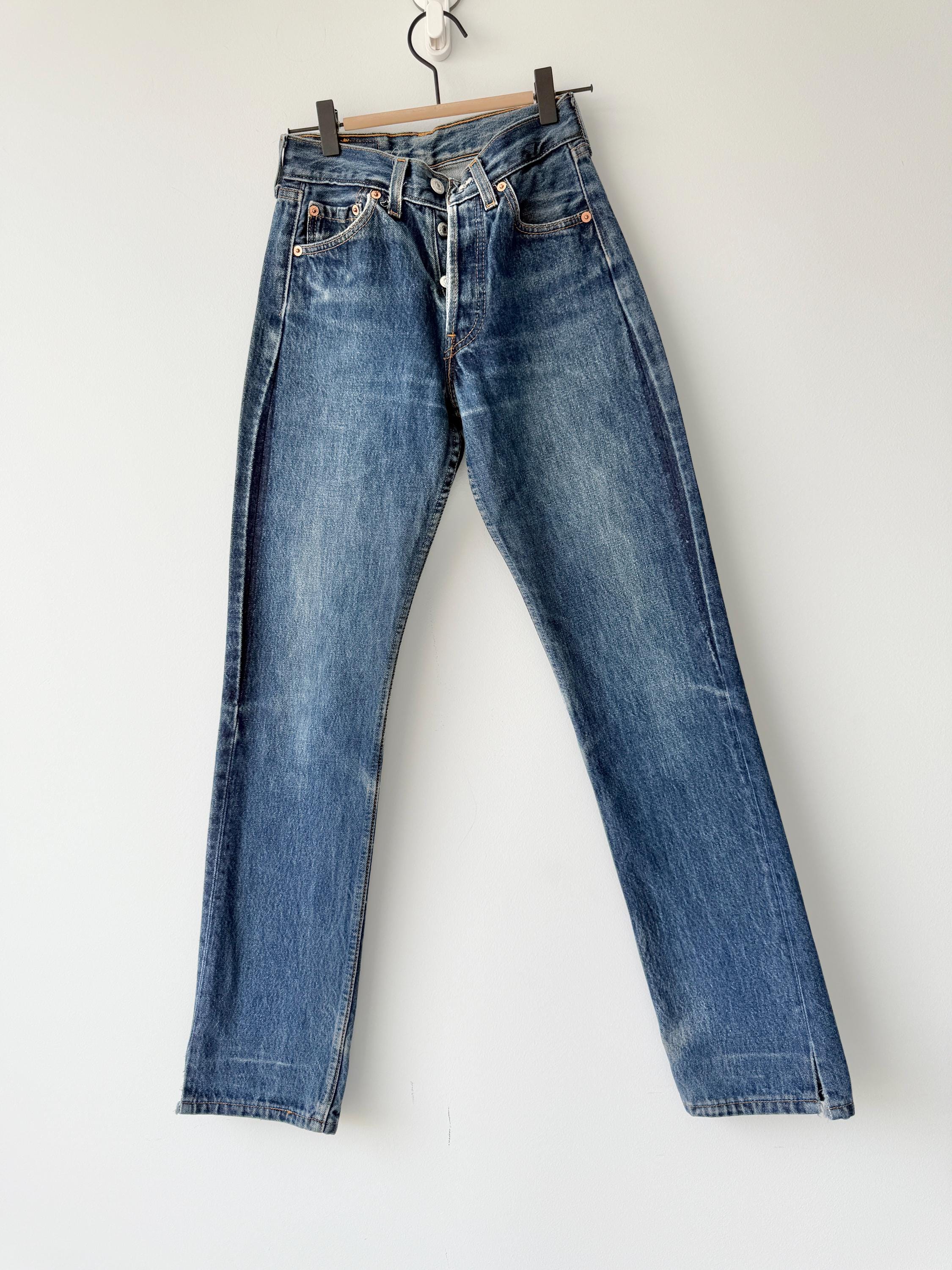 soft Levis 501s  vintage w22/23 L31 dark faded blue 501s made in U.K. 90s straight leg jeans 501 22”/23” waist (mayuk)