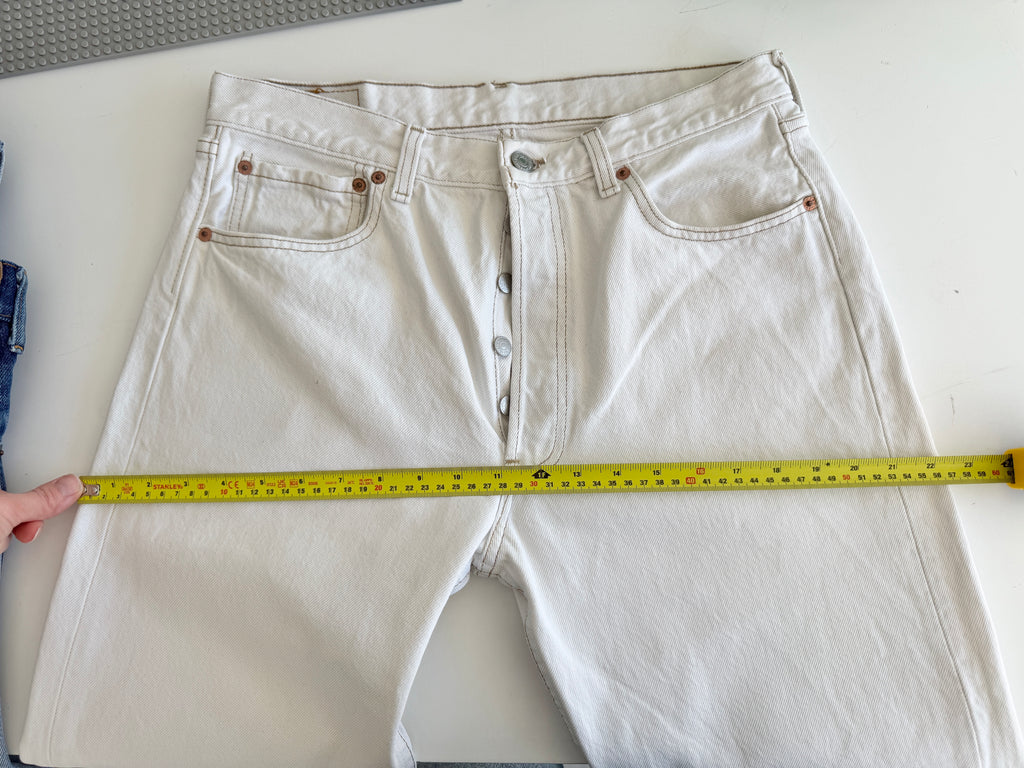 W31 L30 vintage Levis 501 30/31” measured white denim 90s Levi’s 501s