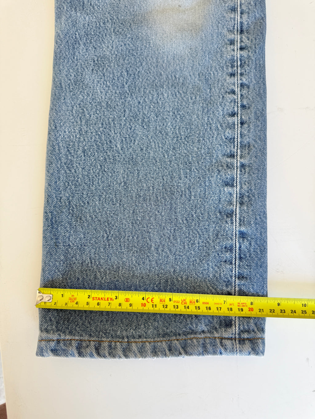 W33 L28 vintage Levis 501 32-33” measured medium faded blue denim Y2K wallet mark well worn in denim