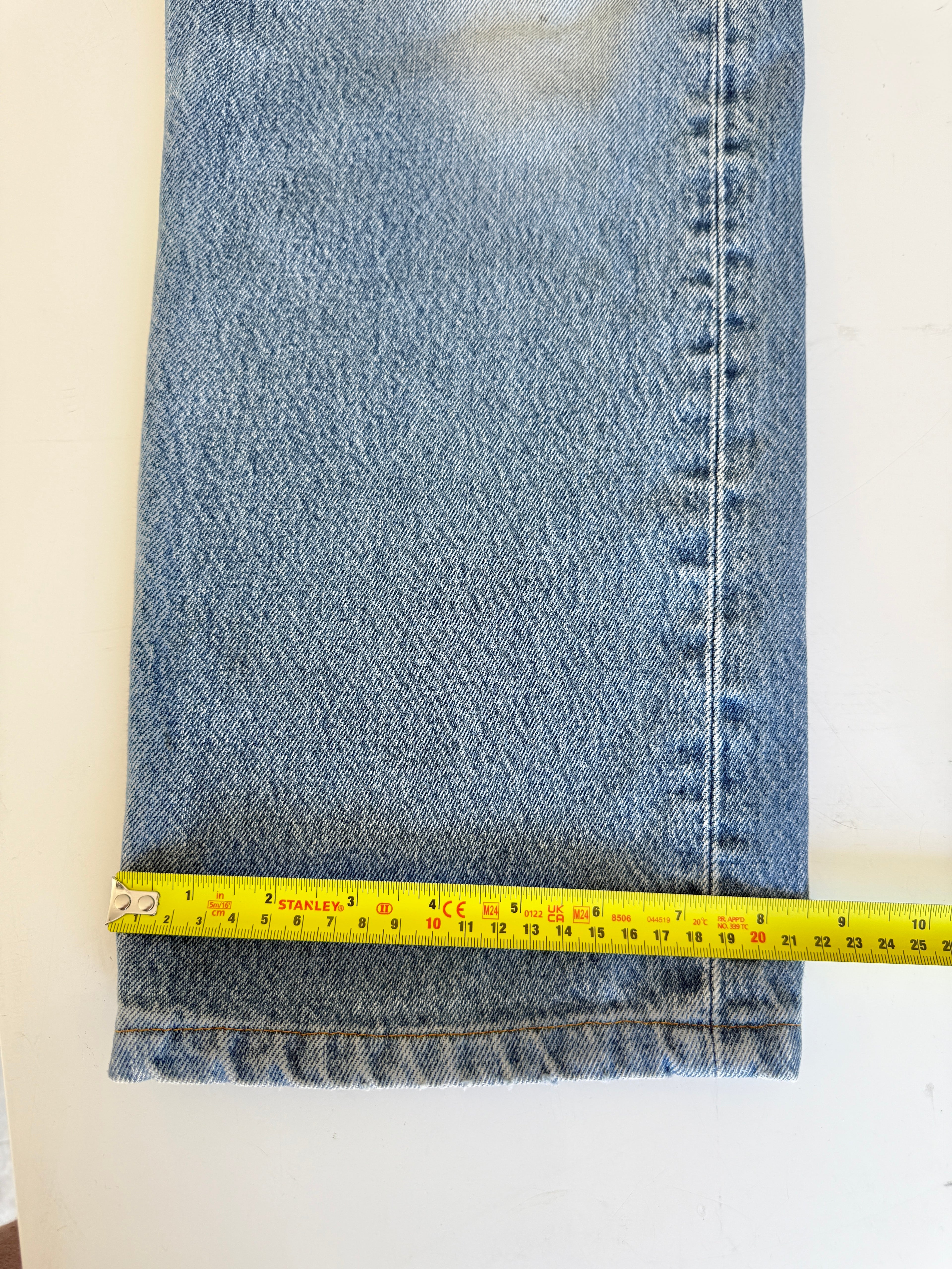 W33 L28 vintage Levis 501 32-33” measured medium faded blue denim Y2K wallet mark well worn in denim