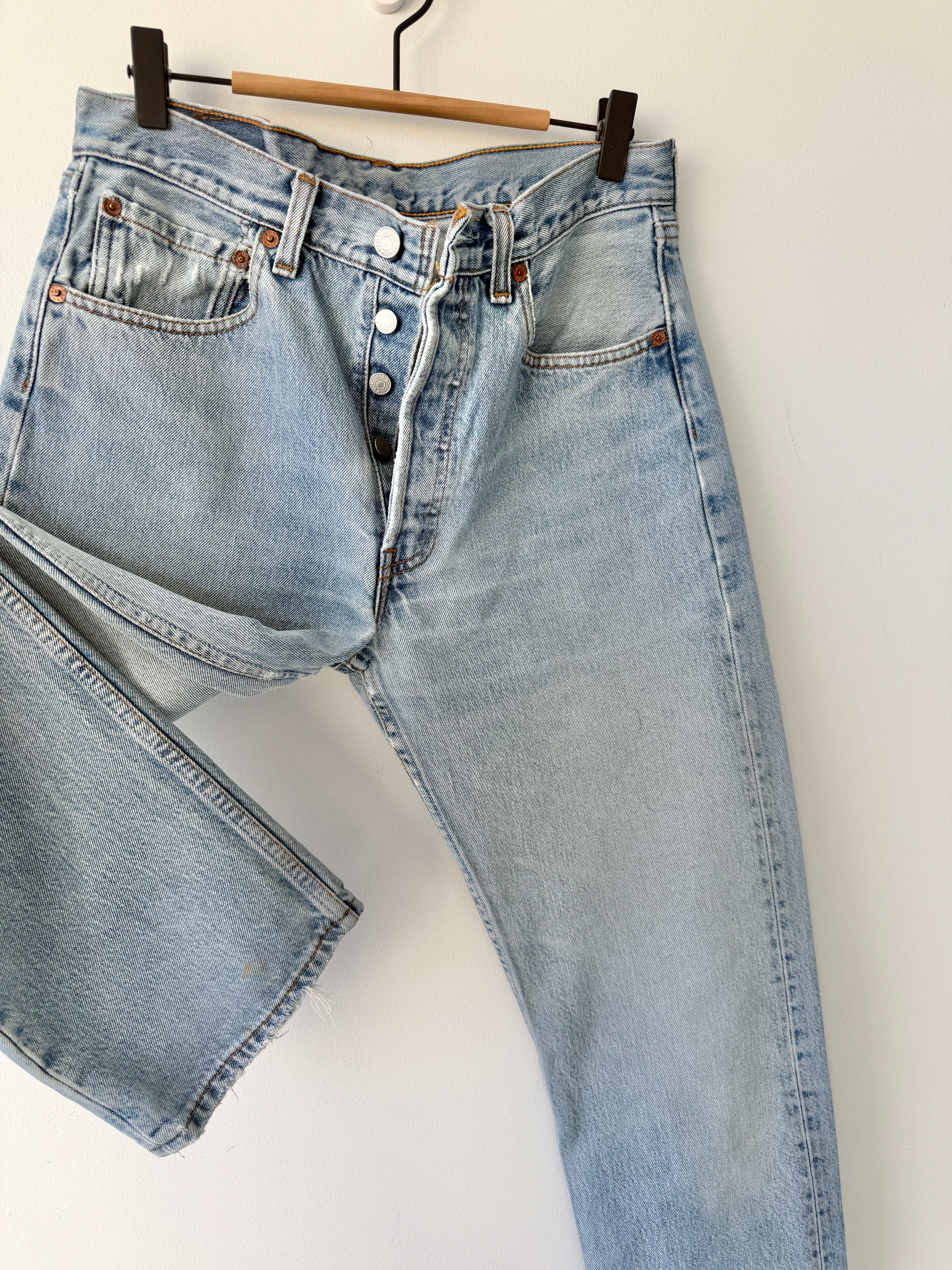 W29 L33 vintage Levis 501 29” measured light faded blue made in 90s