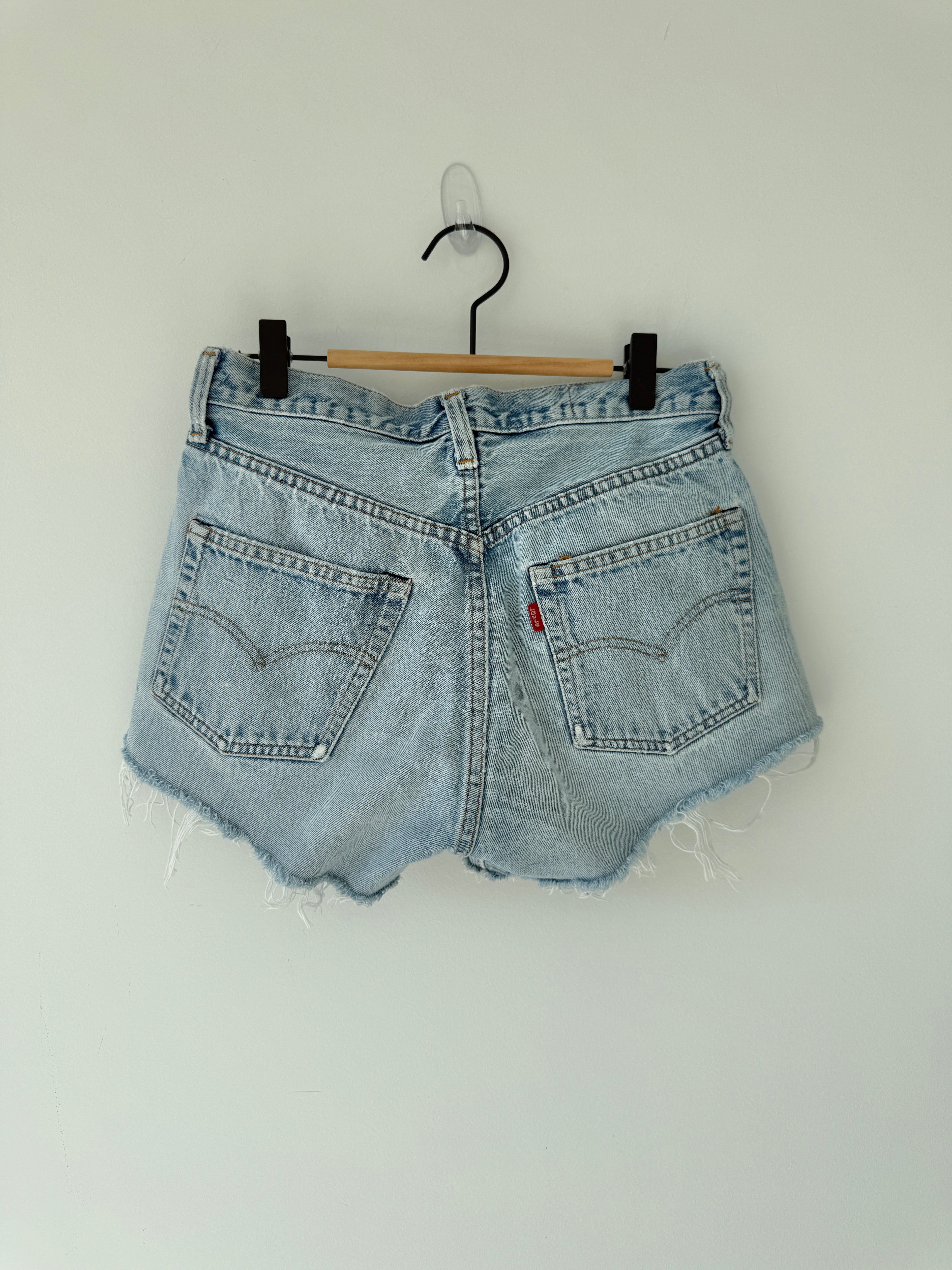 W27 Selvedge vintage Levis 501 26/27” measured waist light faded blue 70s 501s selvedge Levi’s made in USA