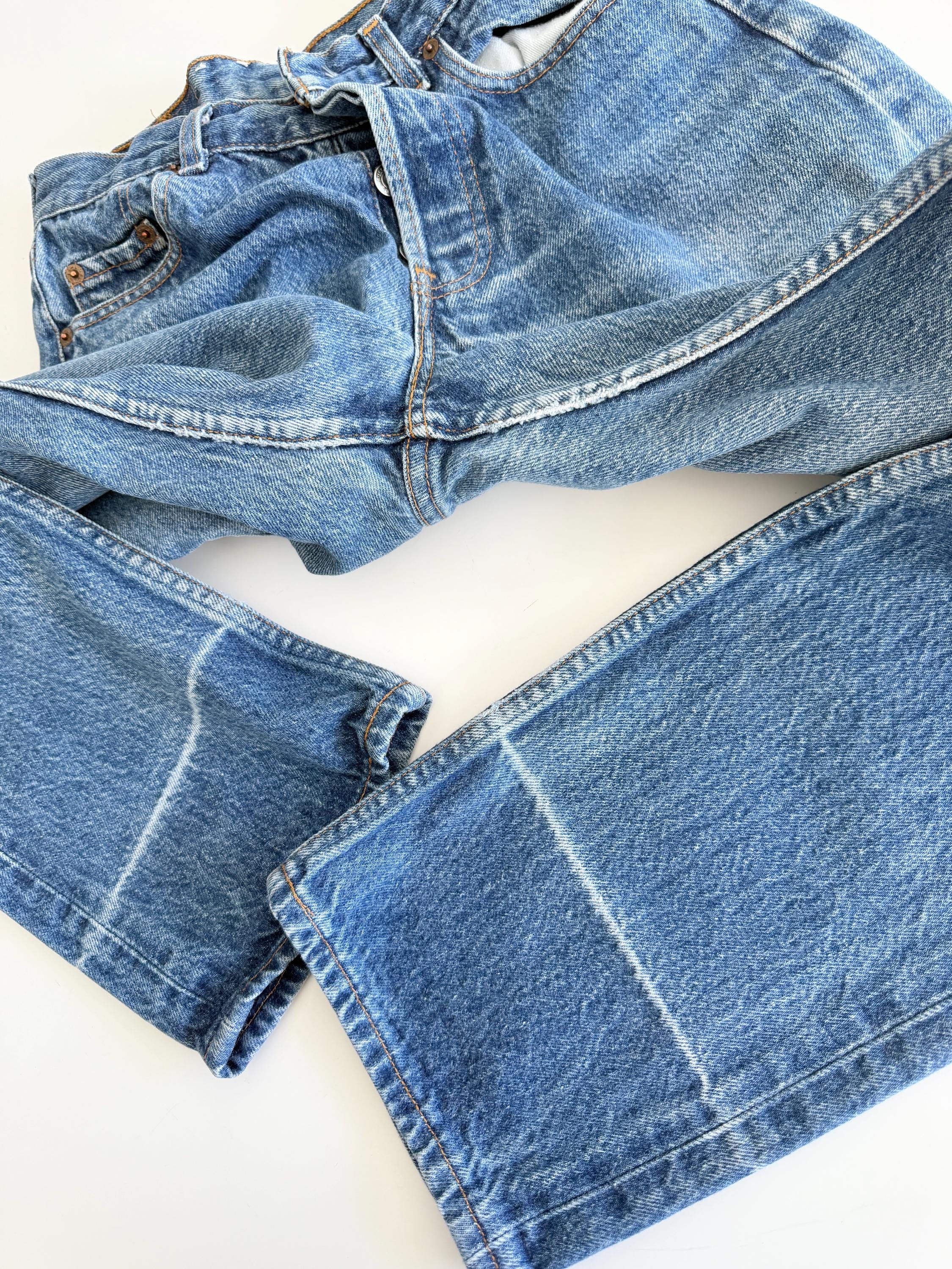 w27 L32 Levis 501 vintage 26-27” waist raw blue faded 501s made in France 80s straight leg jeans 501