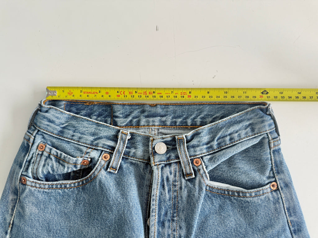 W25 L30 vintage Levis 501 24-25” medium blue 90s Levi’s 501s
