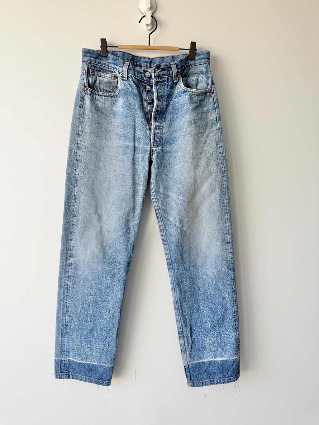 W33 L31 vintage Levis 501 31-33” measured waist medium faded denim made in USA  90s
