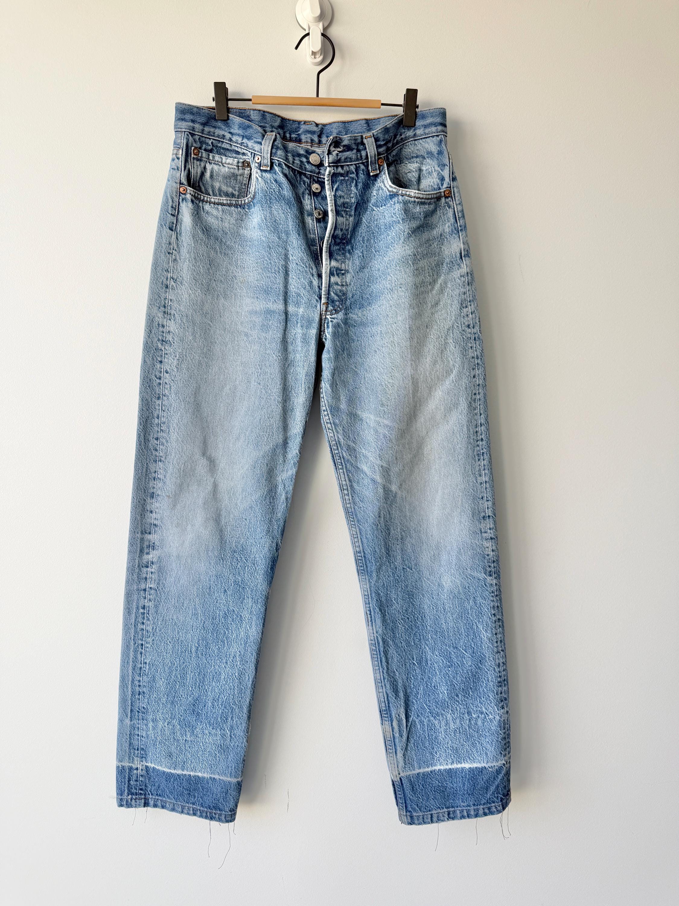 W33 L31 vintage Levis 501 31-33” measured waist medium faded denim made in USA  80s/90s