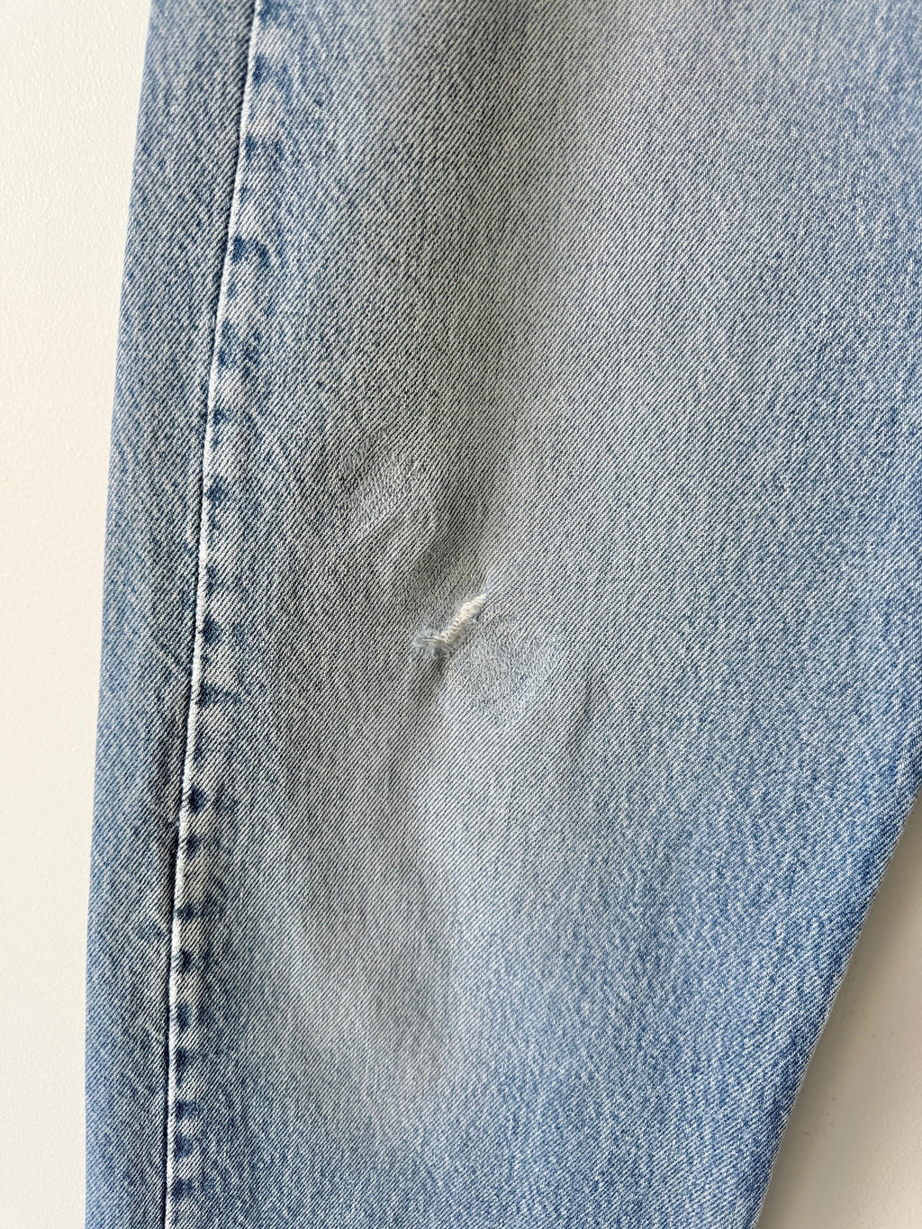 W31 L32 vintage Levis 501 30-31” measured waist medium faded denim made in USA 80s