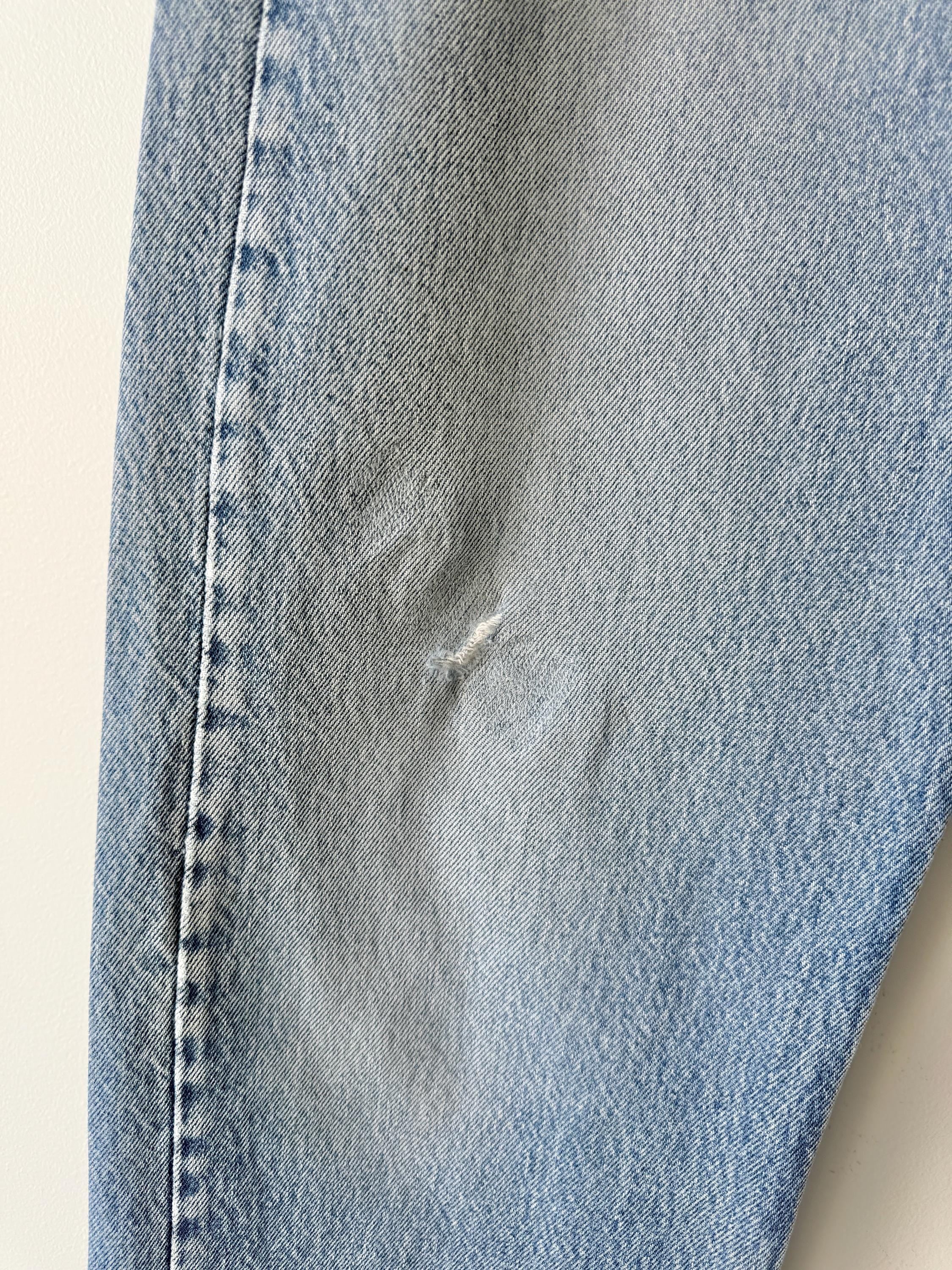 W31 L32 vintage Levis 501 30-31” measured waist medium faded denim made in USA 80s