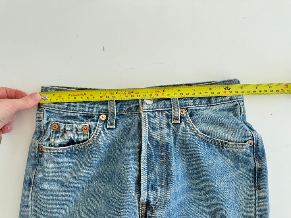 W25 L32 vintage Levis 501s 24/25” measured medium fade blue denim Levi’s 501s 90s