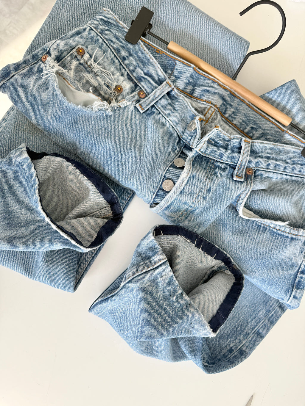 W31 L31 vintage Levis 501 30/31” measured waist light faded blue 80s 501s