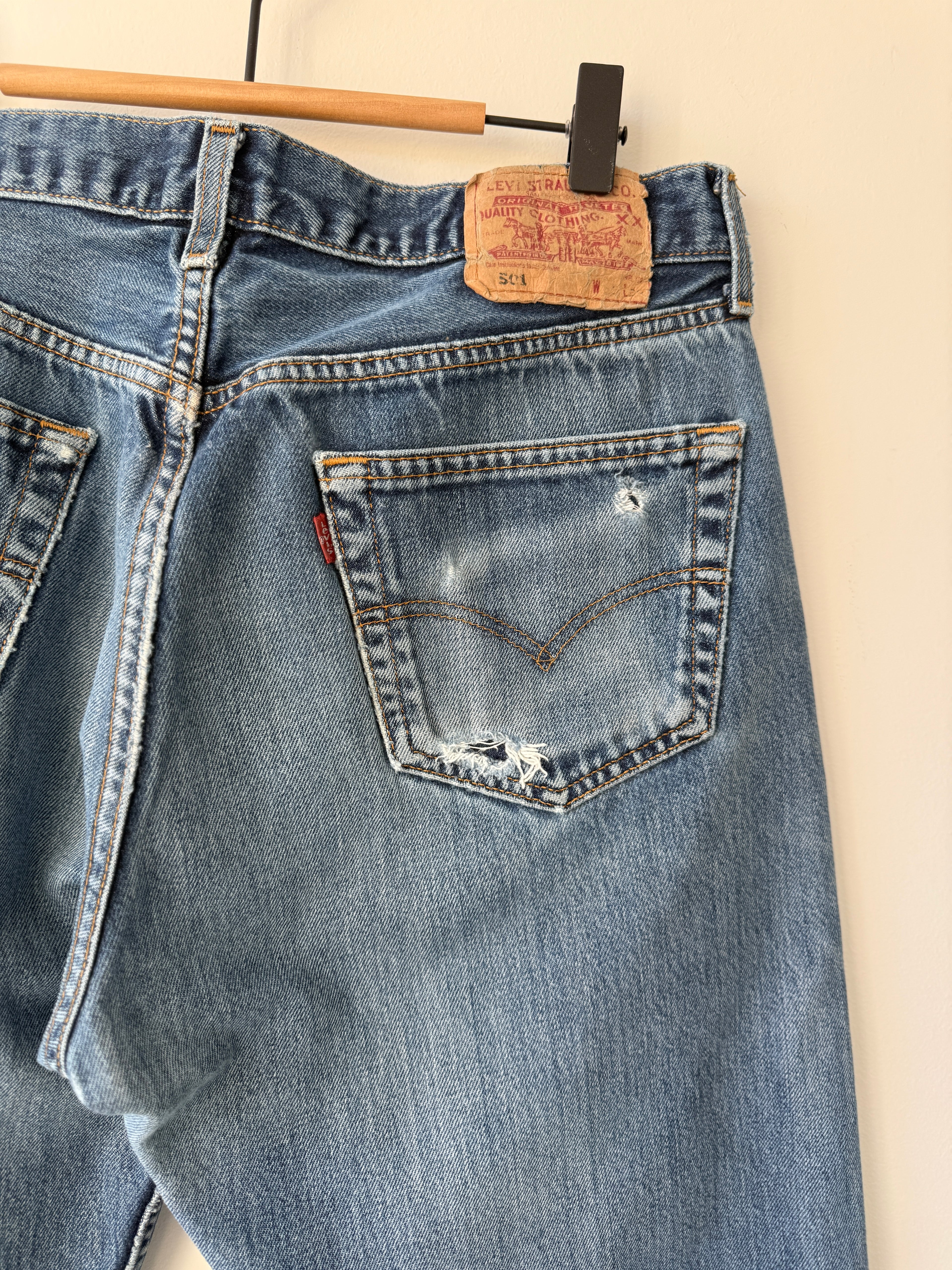 W33 L30 vintage Levis 501 32-33” measured dark blue denim y2k wallet mark