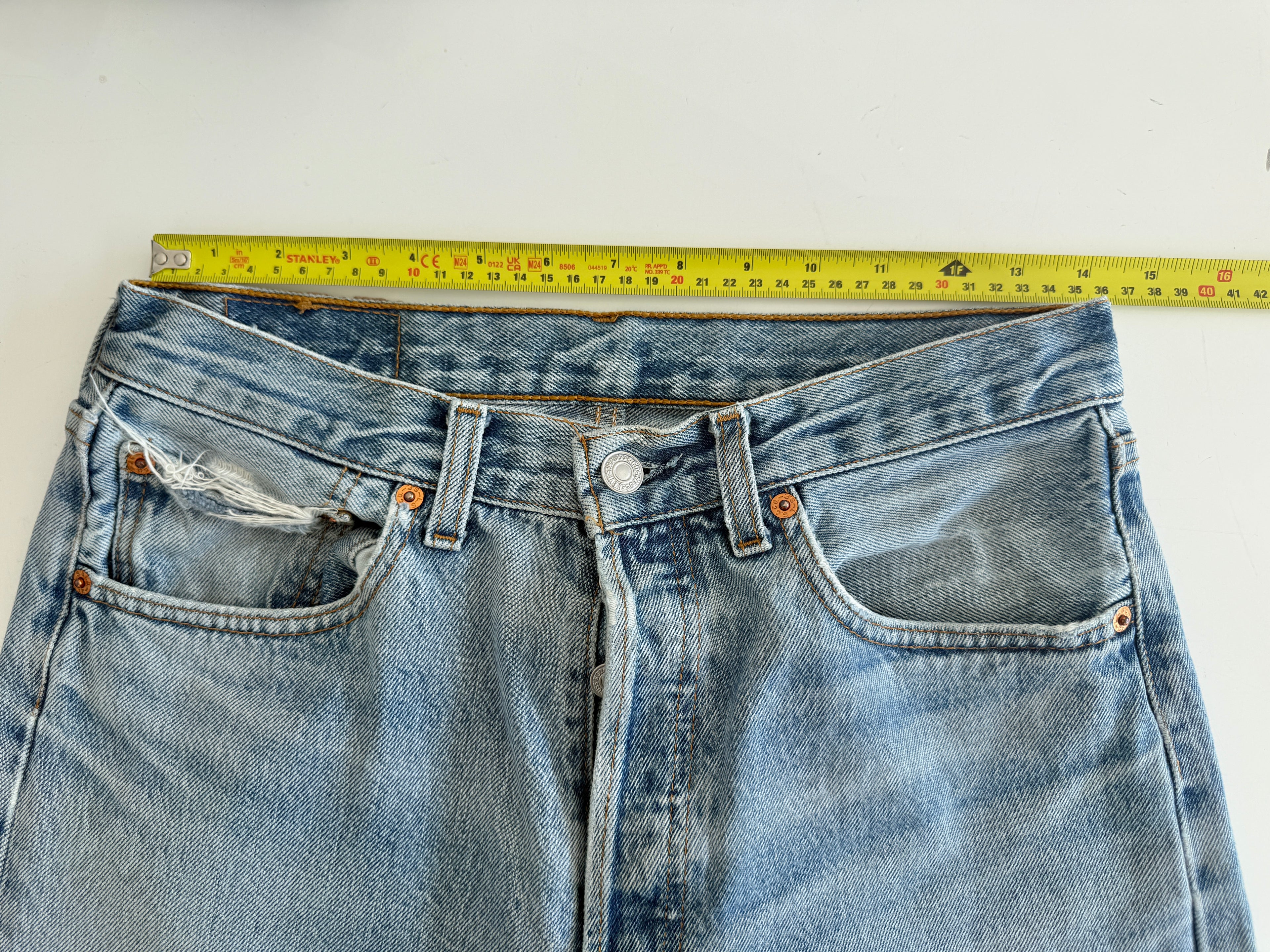 W28 L33 vintage Levis 501 28” measured waist light blue 90s 501s