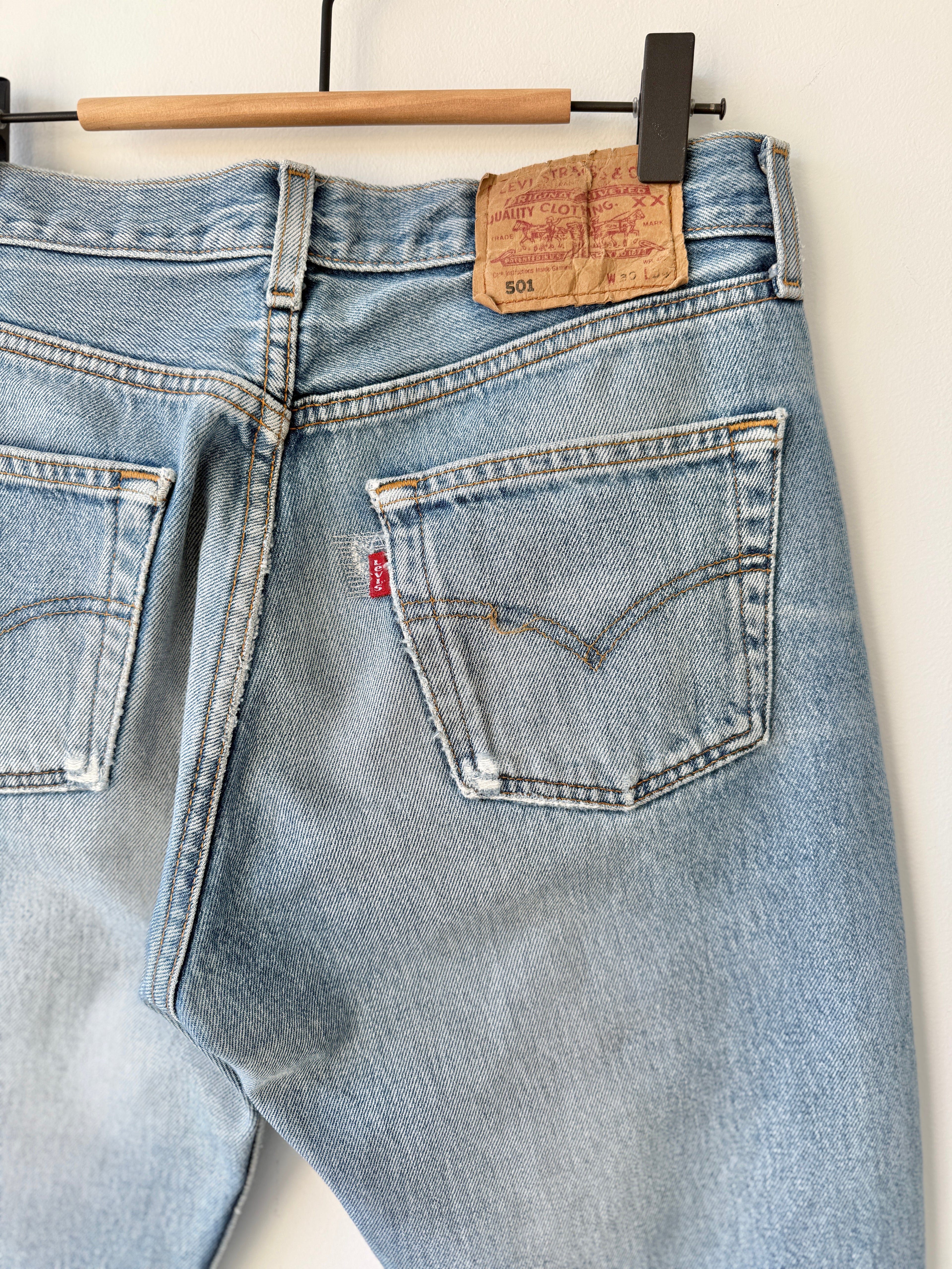 W29 L33 vintage Levis 501 29” measured medium faded whiskers blue Y2K Levi’s 501s