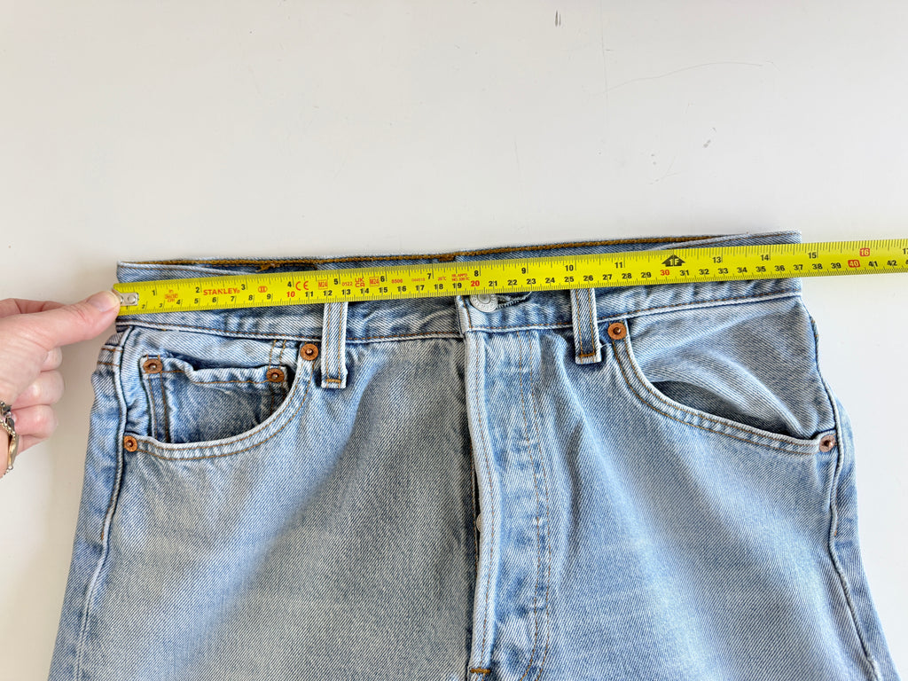 W29 L32 vintage Levis 501 28/29” light blue Levi’s 501s 90s