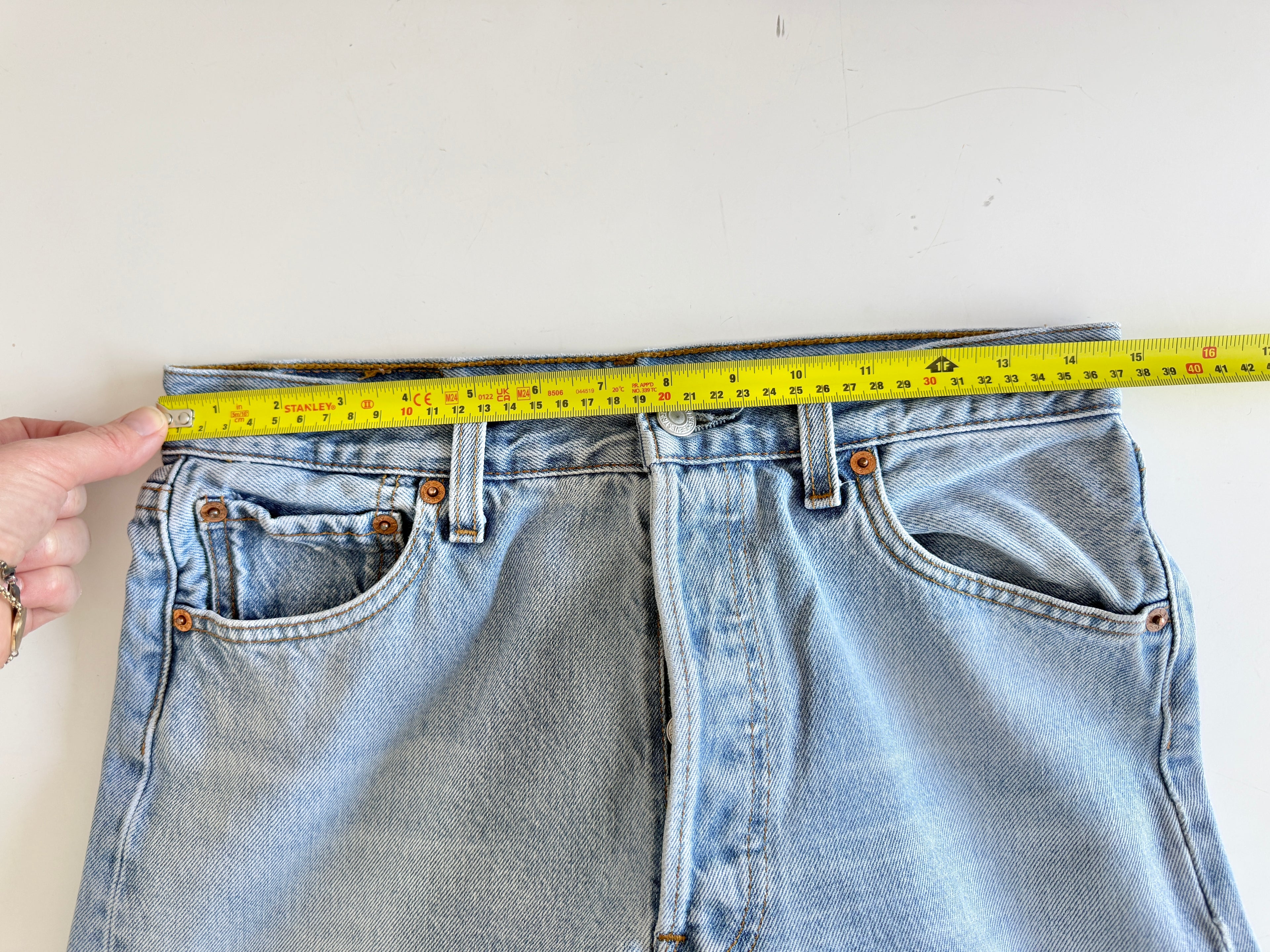 W29 L32 vintage Levis 501 28/29” light blue Levi’s 501s 90s