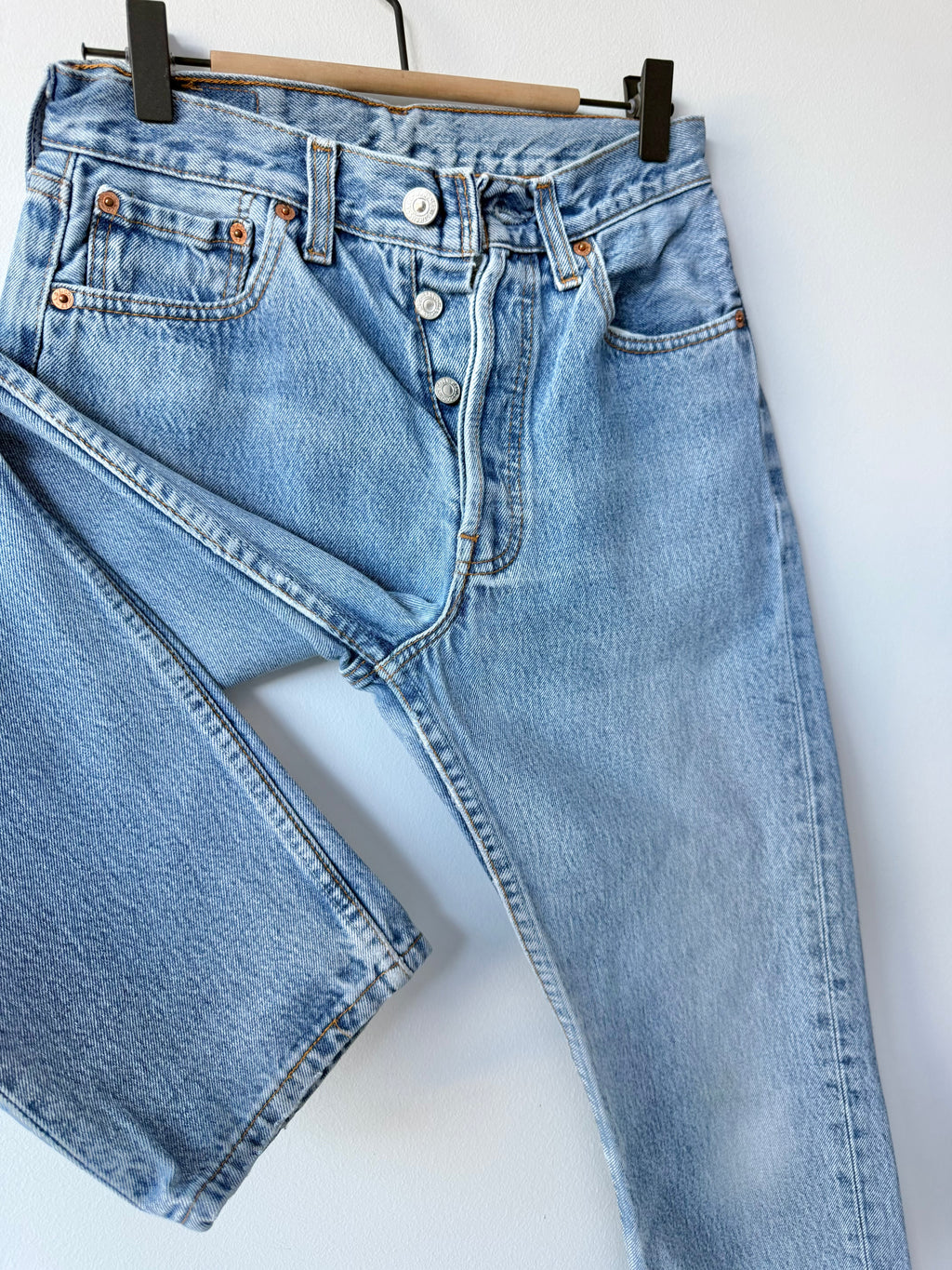 W25 L28 vintage Levis 501 medium blue faded 25” measured waist 90s levis 501s