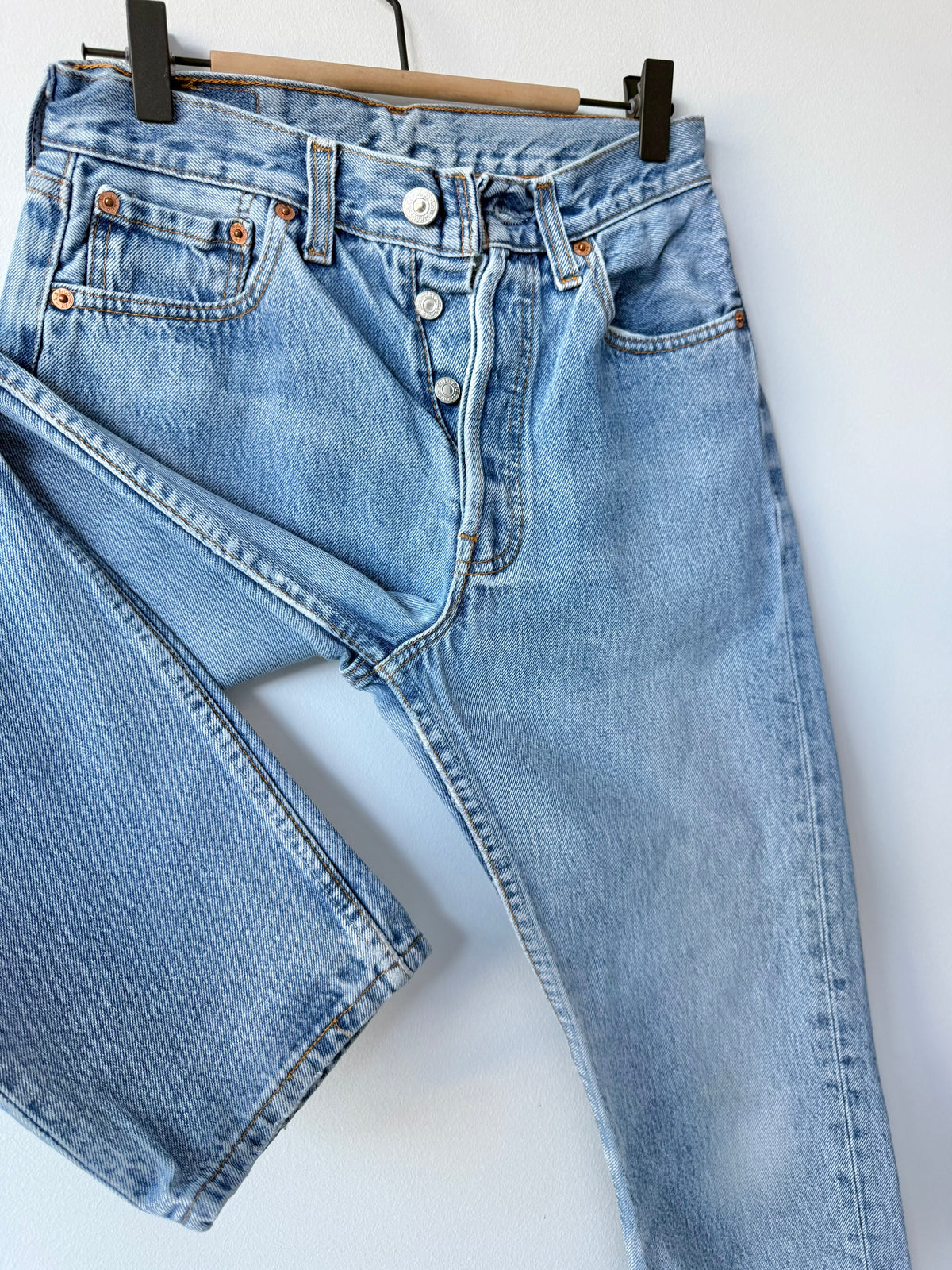 W25 L28 vintage Levis 501 medium blue faded 25” measured waist 90s levis 501s
