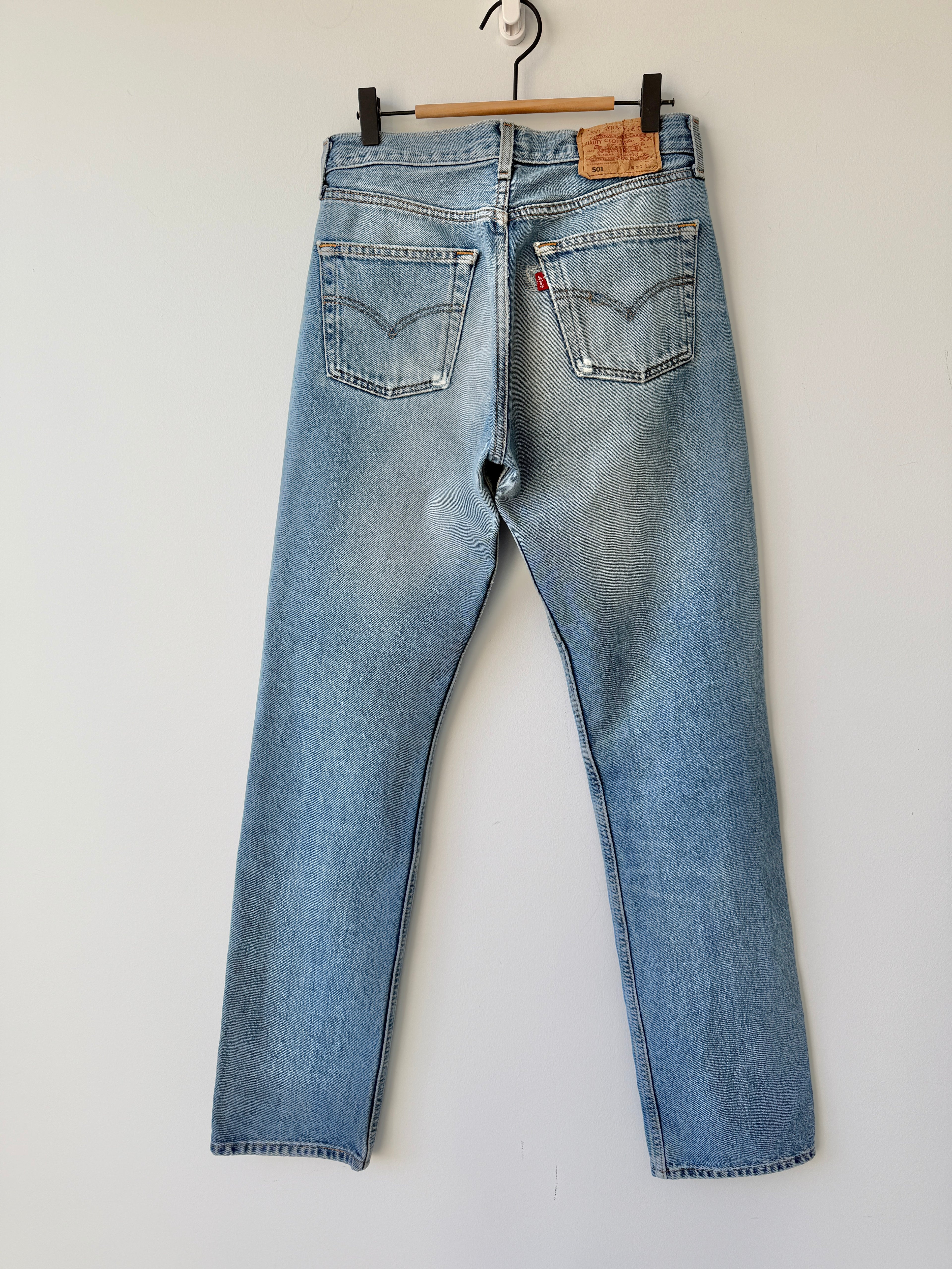W29 L33 vintage Levis 501 29” measured medium faded whiskers blue Y2K Levi’s 501s