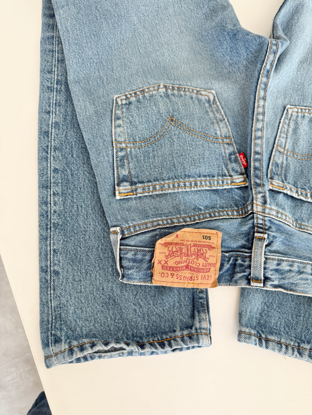 W24 L30 vintage Levis 501 23-24” medium blue 90s Levi’s 501s