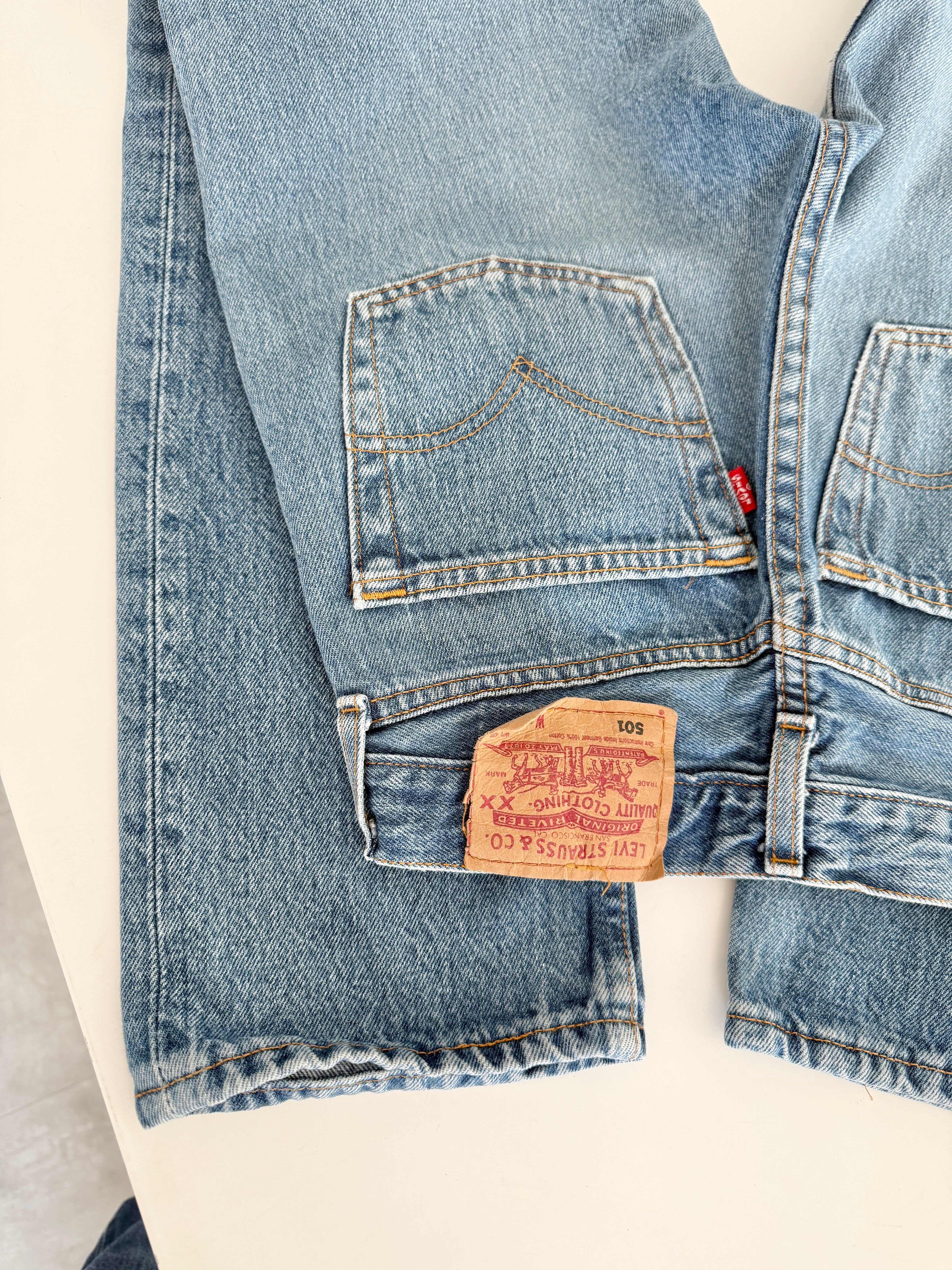 W24 L30 vintage Levis 501 23-24” medium blue 90s Levi’s 501s