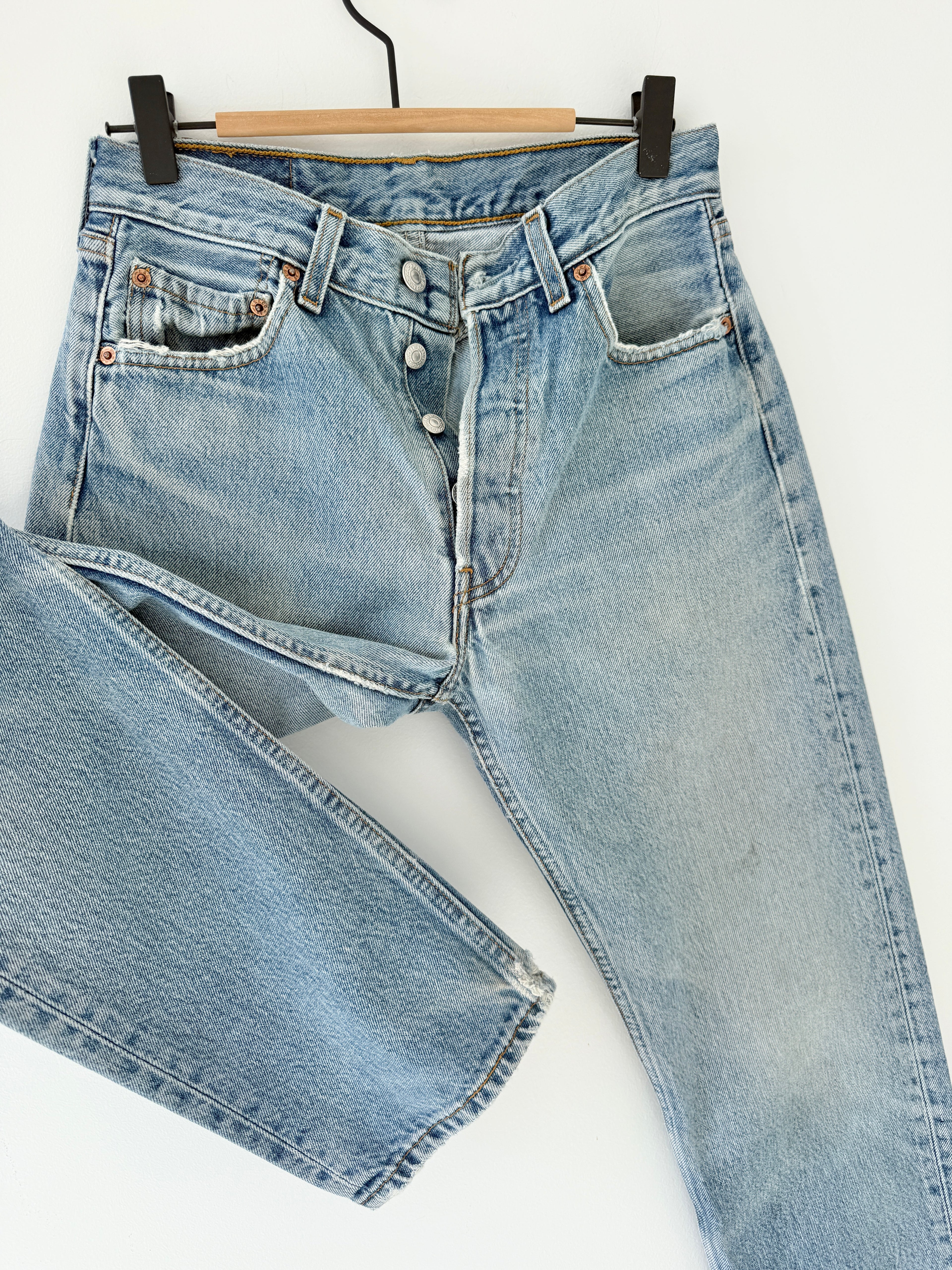 W26 L31 vintage Levis 501 25/26” measured waist medium light blue 501s Y2K denim