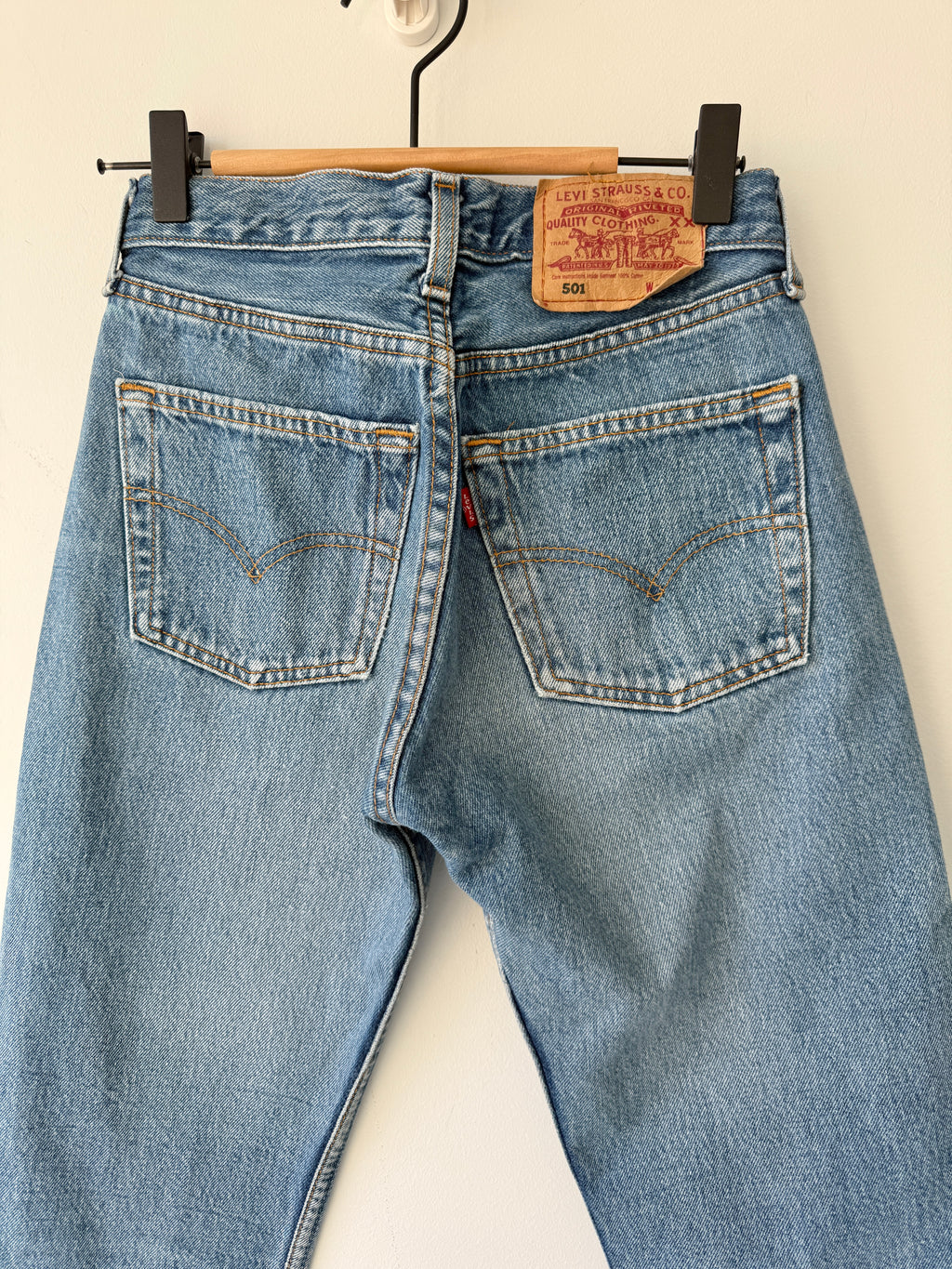 W24 L30 vintage Levis 501 23-24” medium blue 90s Levi’s 501s