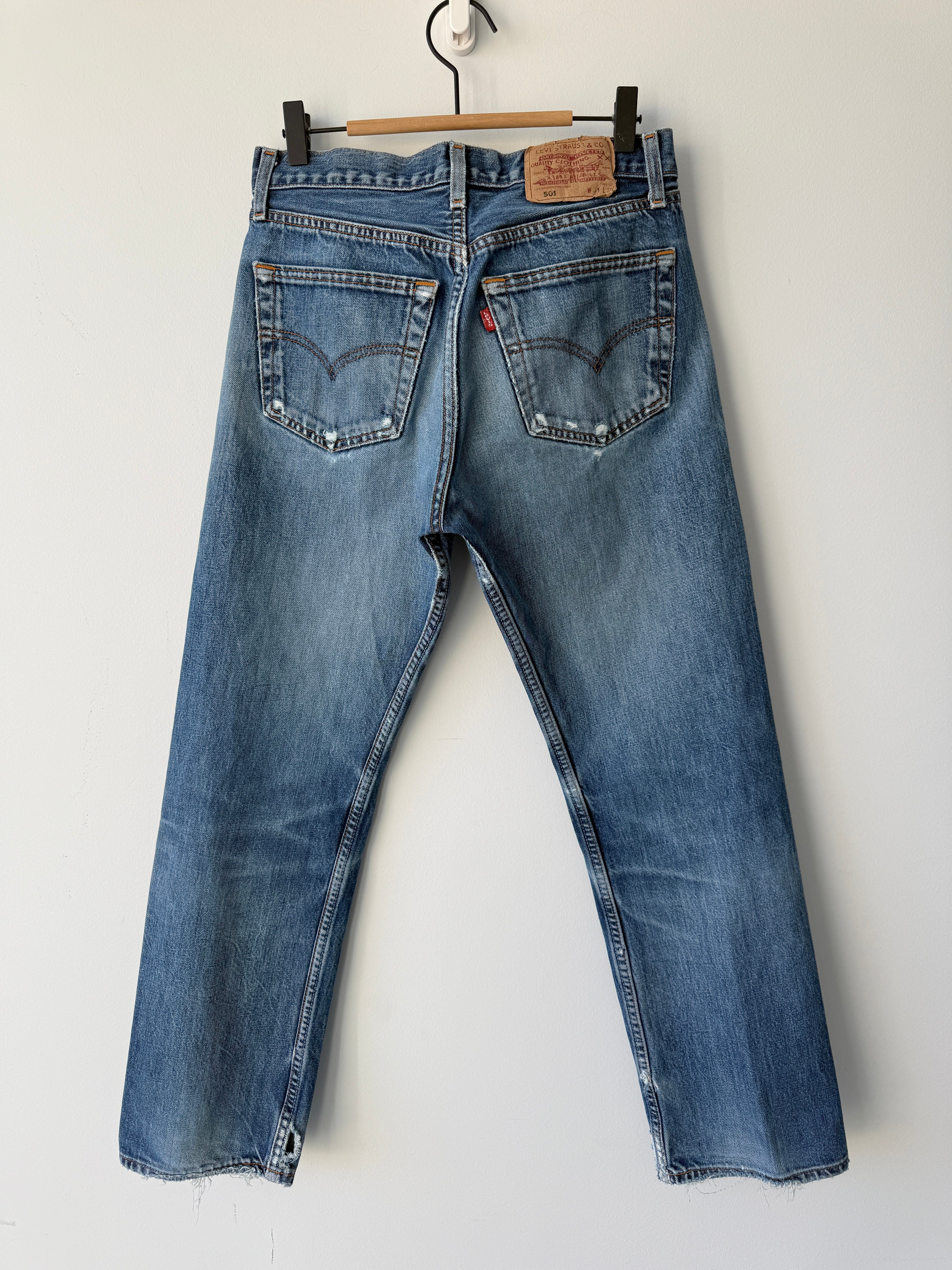 Soft W29 L28 vintage Levis 501 28/29” measured indigo dark blue faded denim Y2K Levi’s 501s