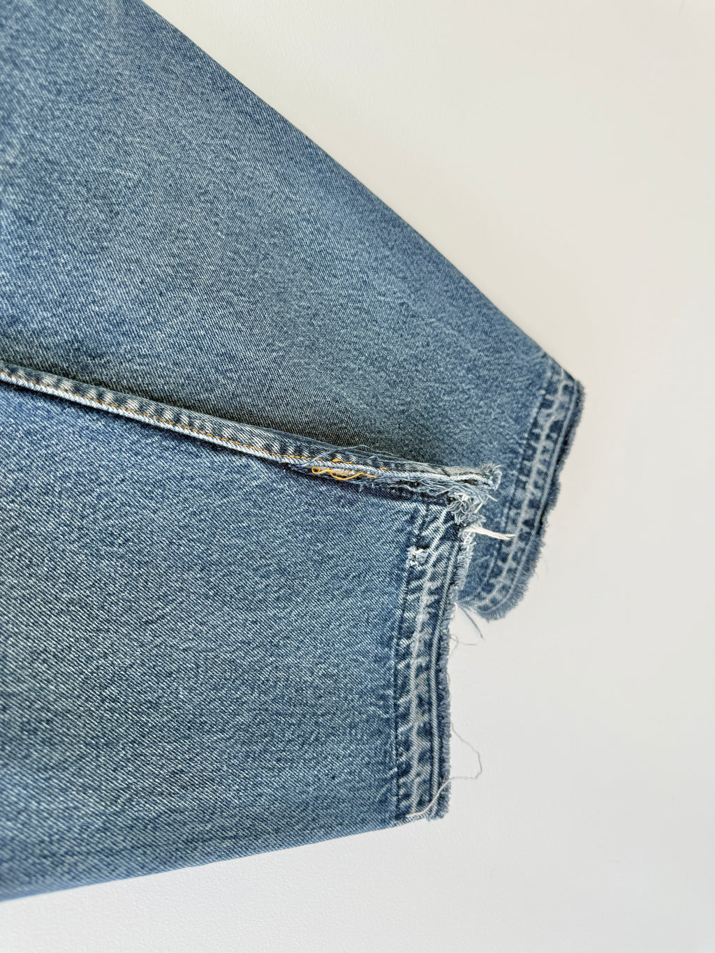W26 L29 vintage Levis 501s 25/26” medium blue denim Levi’s 501s student fit 90s USA