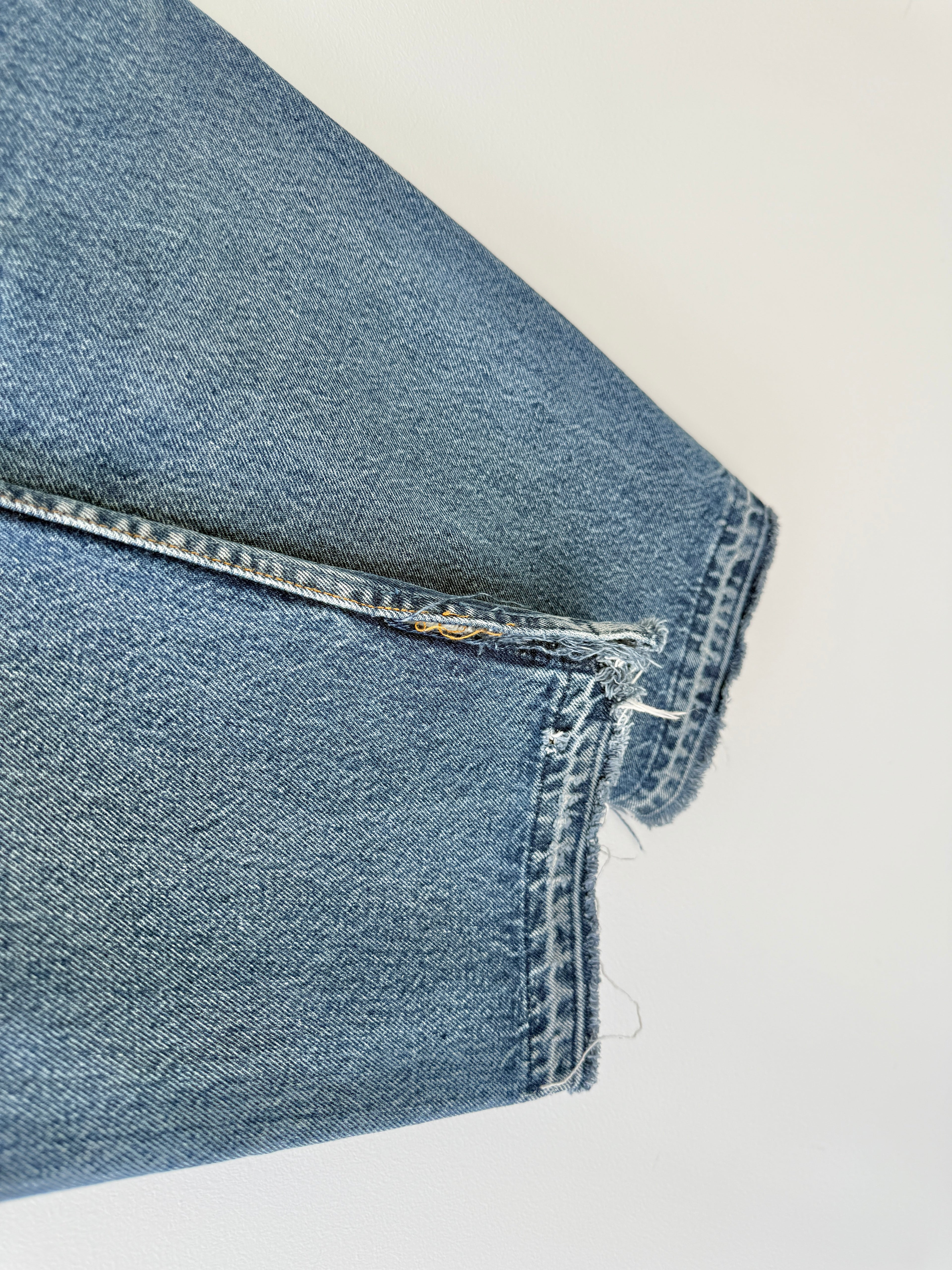 W26 L29 vintage Levis 501s 25/26” medium blue denim Levi’s 501s student fit 90s USA