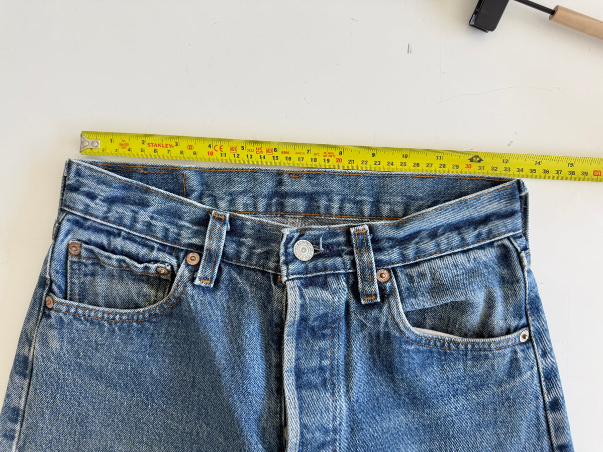 W27 L32 vintage Levis 501s 26/27” measured light blue faded 80s USA 501s