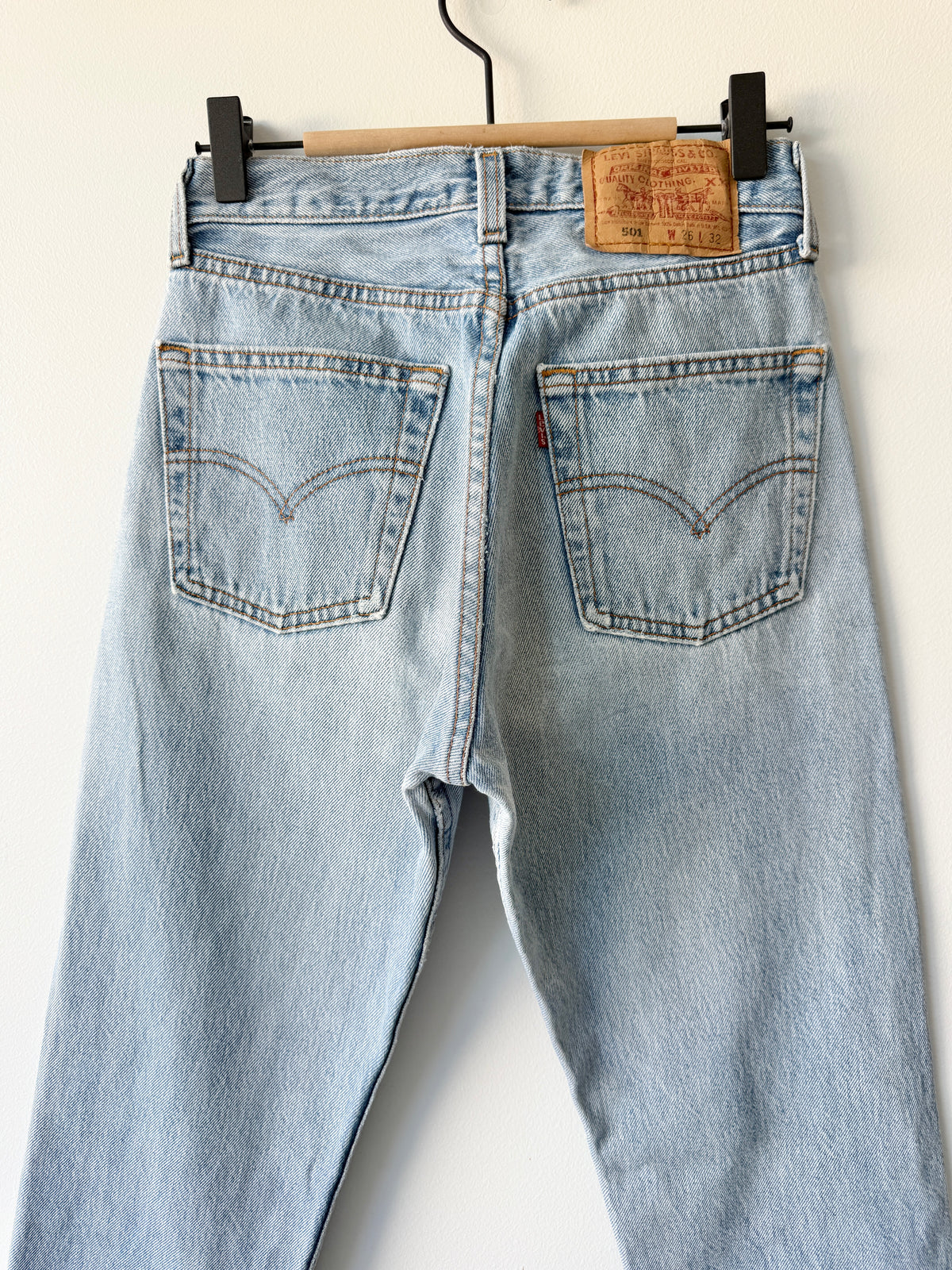 W25 L32 vintage Levis 501 medium light blue 24/25” measured waist 501s USA 90s for women tag