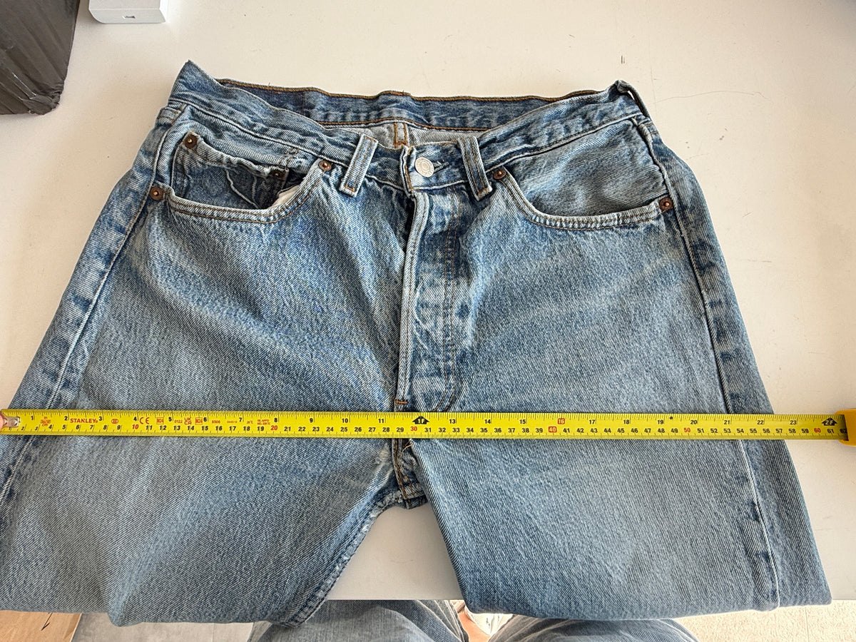 W29 L29 vintage Levis 501s 28/29” measured medium fade blue 501s early 90s medium lower rise
