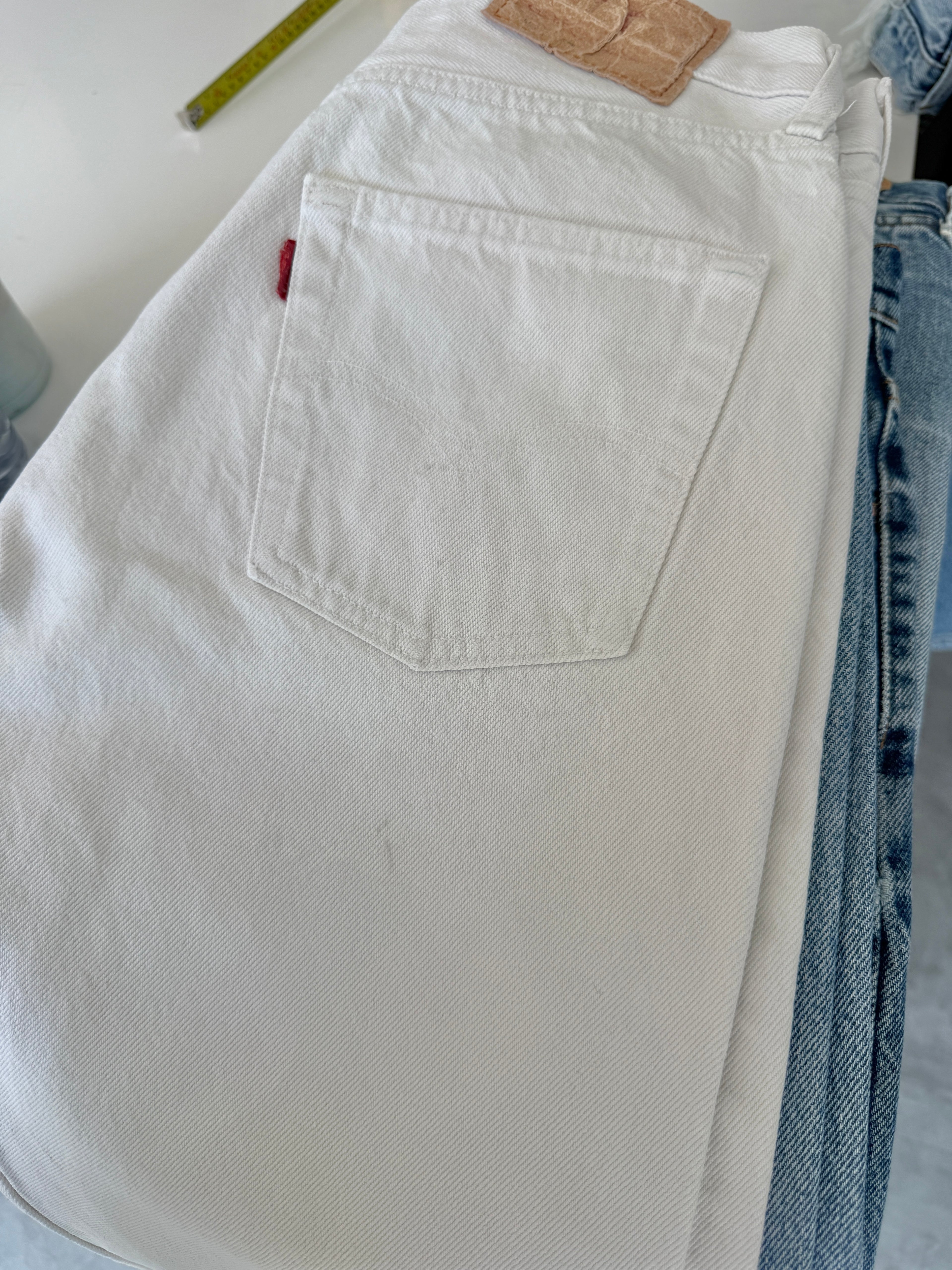 W28 L30 white vintage Levis 501 27/28” measured waist white 90s/80s 501s