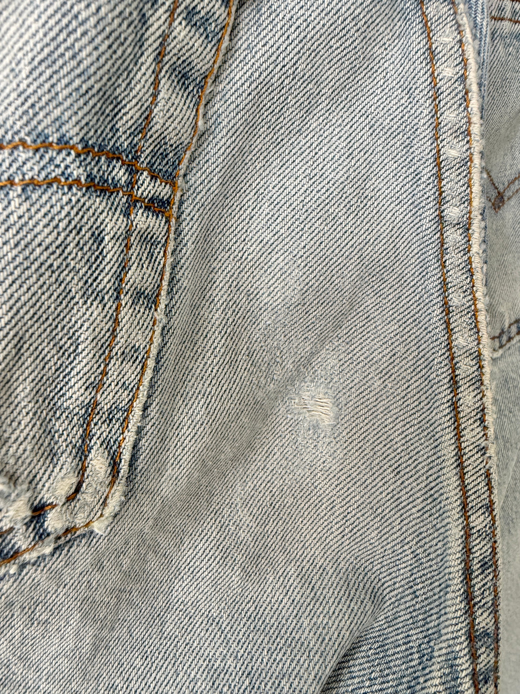 W28 L32 vintage Levis 501 27/28” measured medium light blue faded 80s USA Levi’s 501s golden buttons