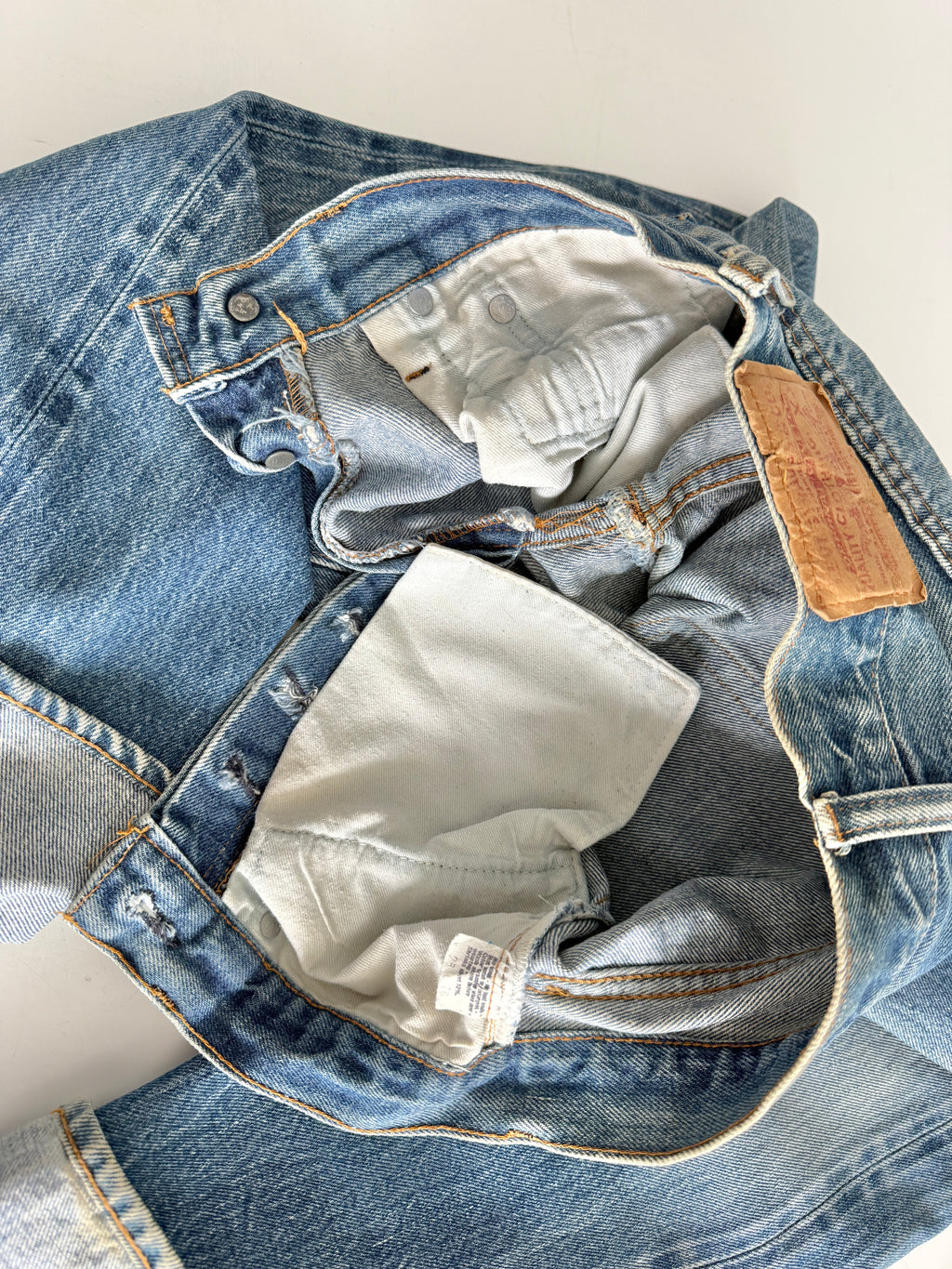 Selvedge W26 L34 vintage Levis 501 25/26” measured medium blue faded 80s USA Levi’s 501s