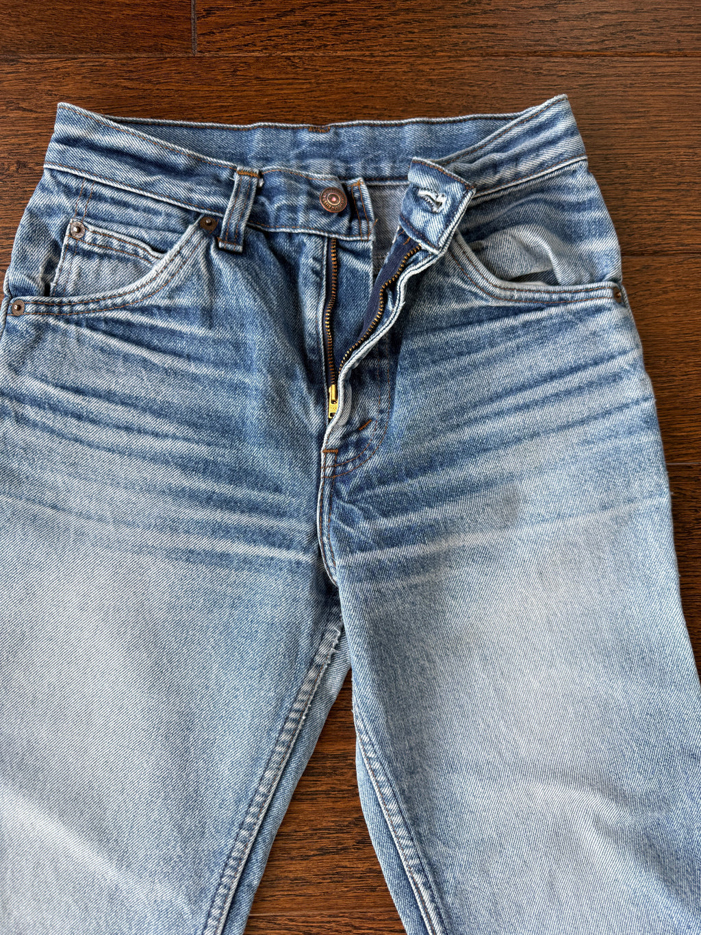 W24 L26 vintage Levis 24/25” measured whiskers denim medium faded blue 70s/80’s levi’s