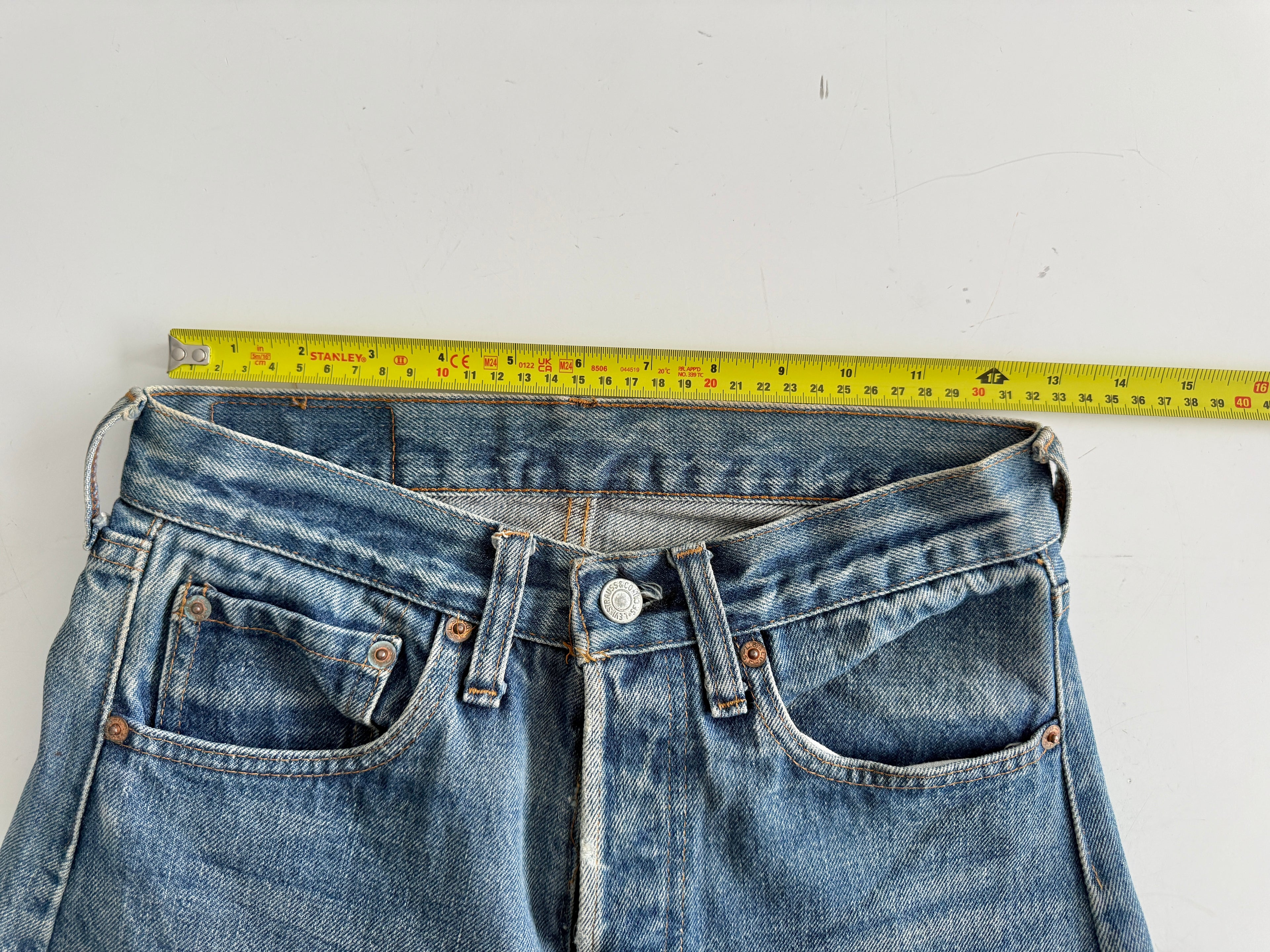 Selvedge W26 L34 vintage Levis 501 25/26” measured medium blue faded 80s USA Levi’s 501s