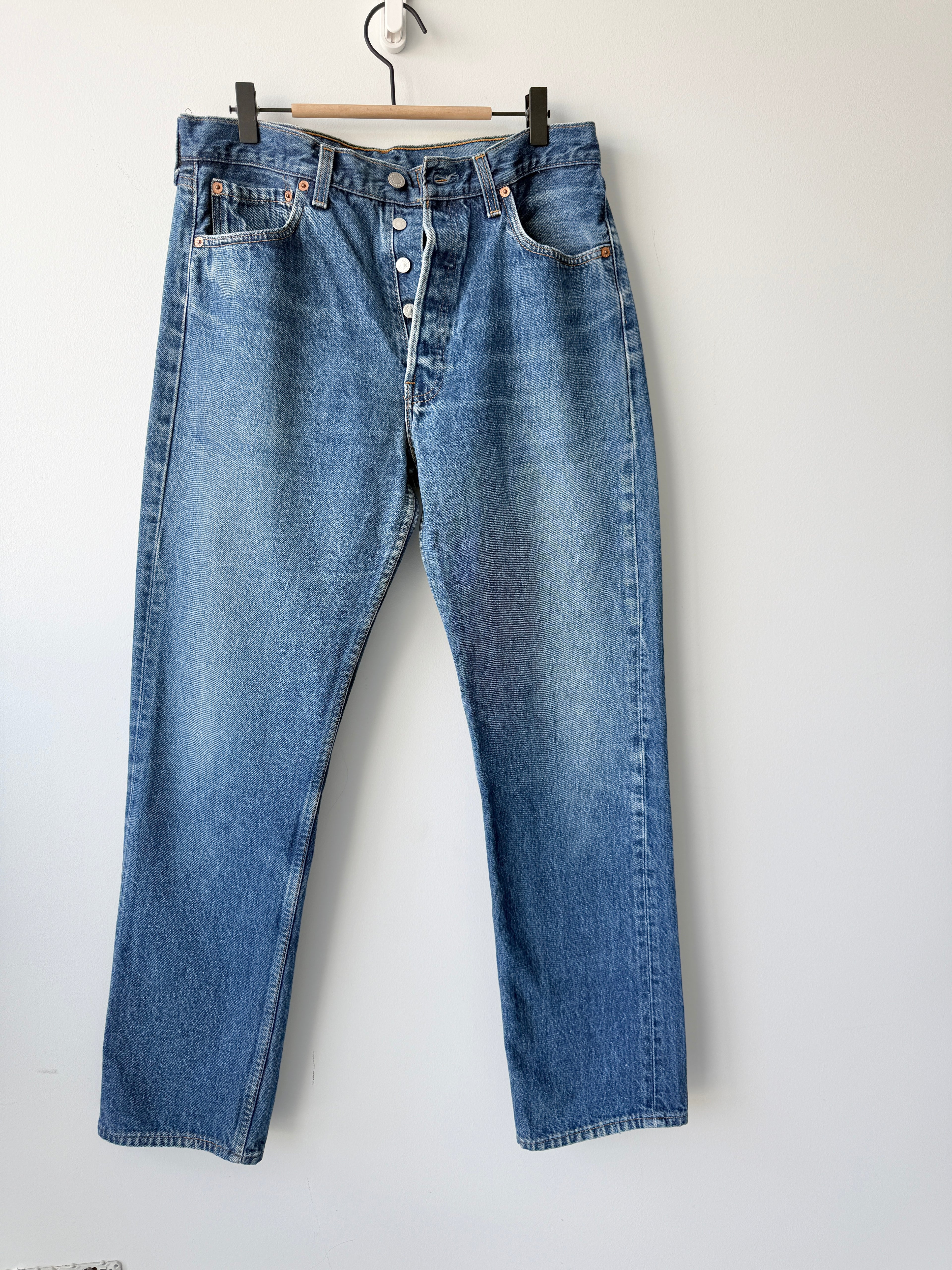 W31 L31 vintage Levis 501 30-31”measured dark faded blue 90s USA 501s