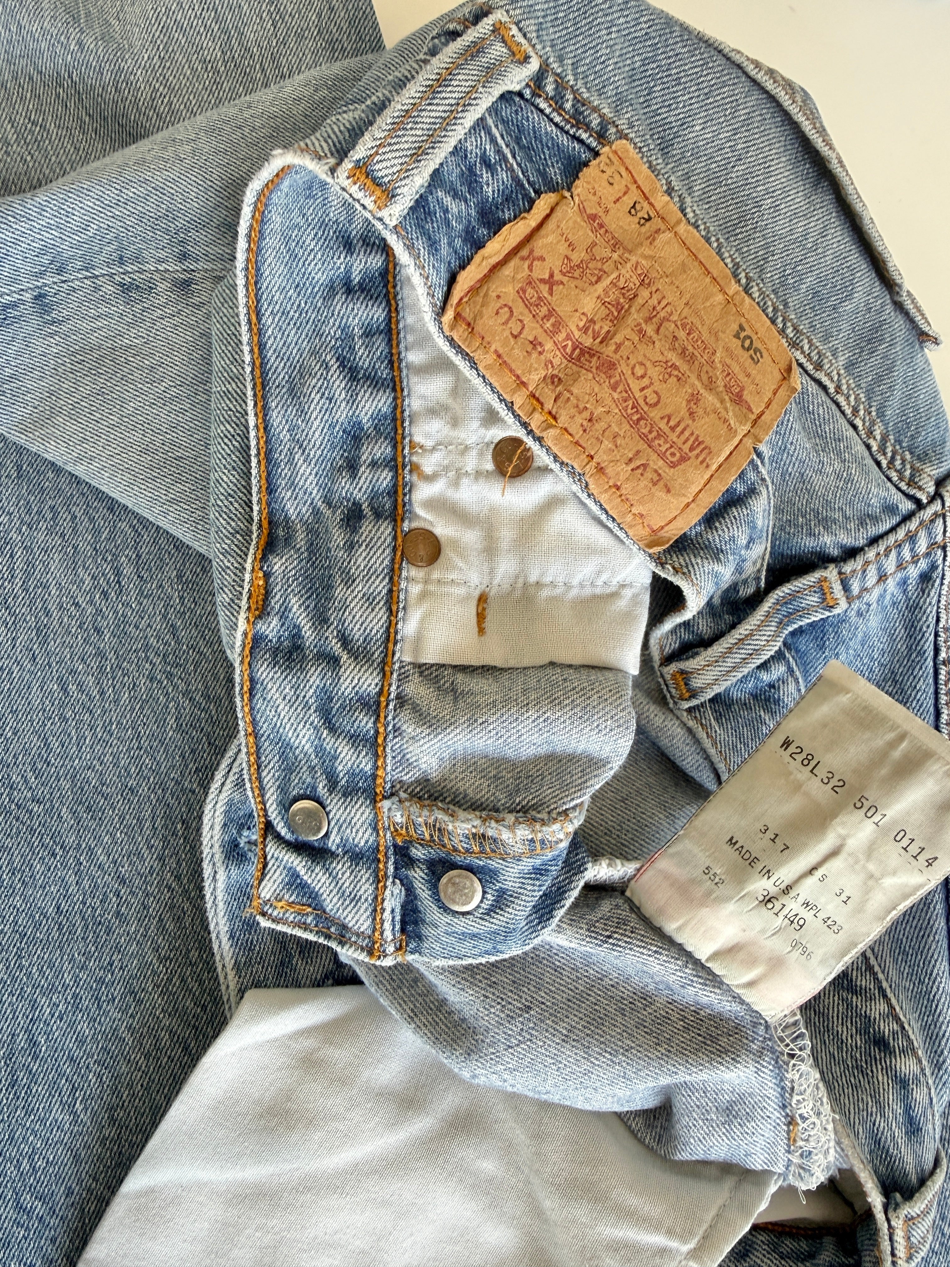 W25 L31 vintage Levis 501 24/25” measured waist medium light blue 501s 90s  USA nl