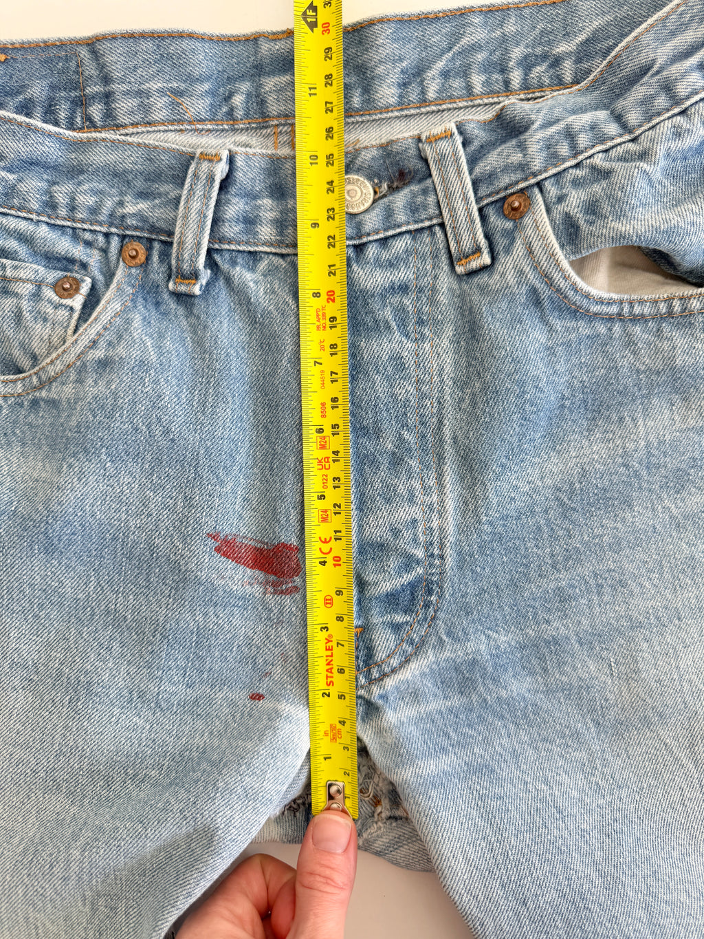 Selvedge W27 L30 vintage Levis 501 26-27”measured medium blue 80s USA 501 selvedge distressed & paint 501s