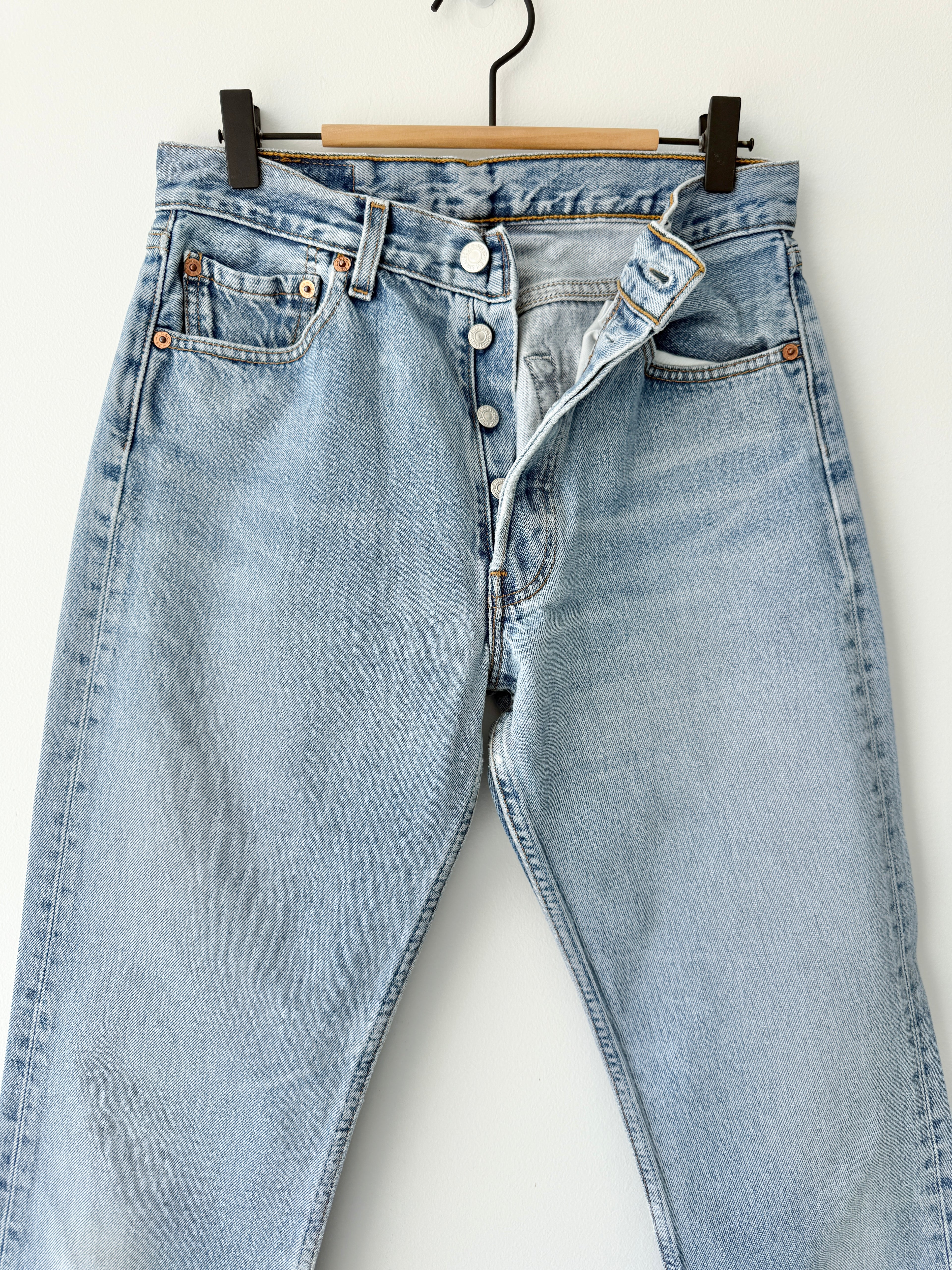 W27 L31 vintage Levis 501 27” measured waist light faded blue Y2K 501s