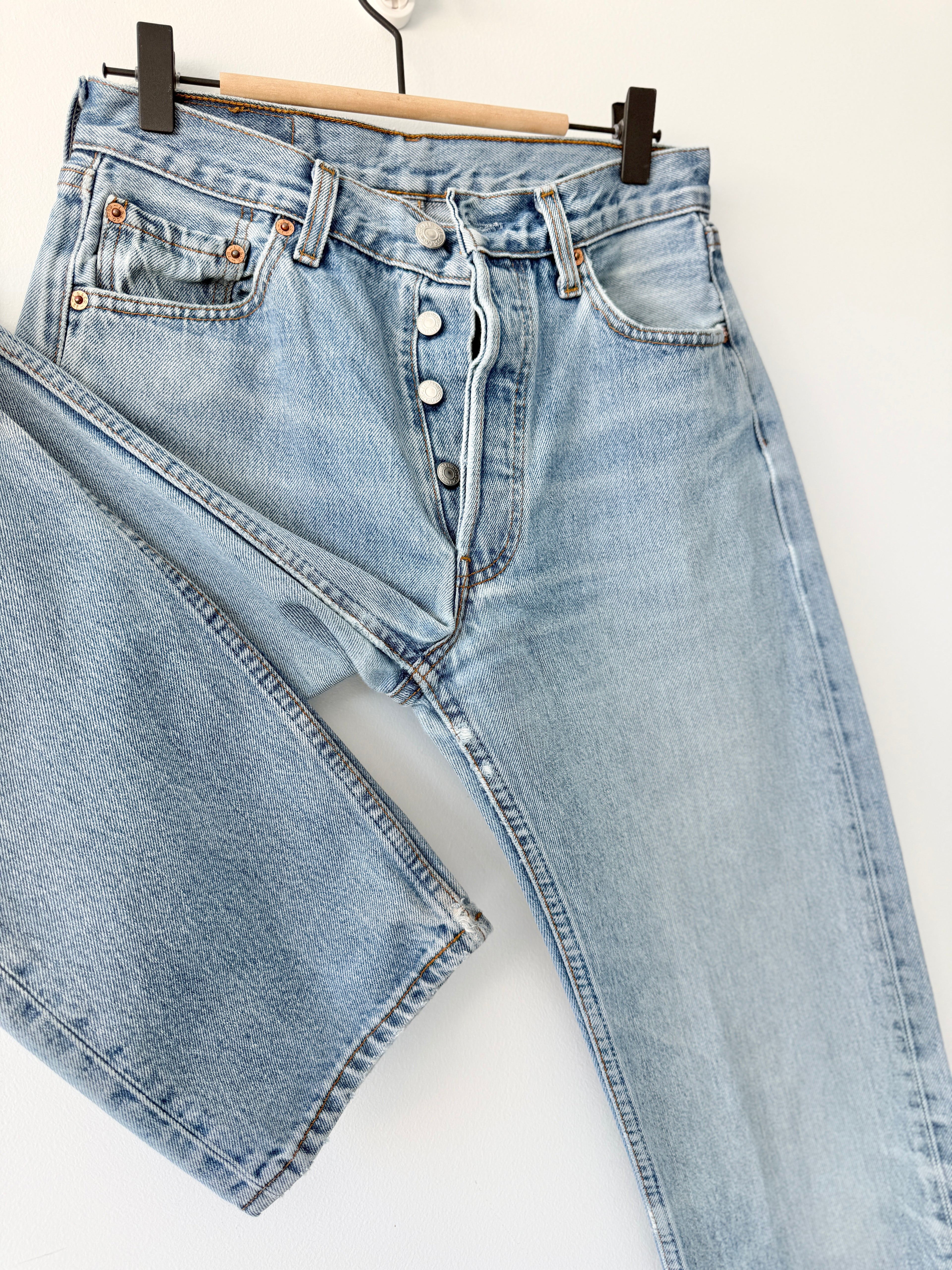 W27 L31 vintage Levis 501 26-27” measured light blue 90s denim Levi’s 501s