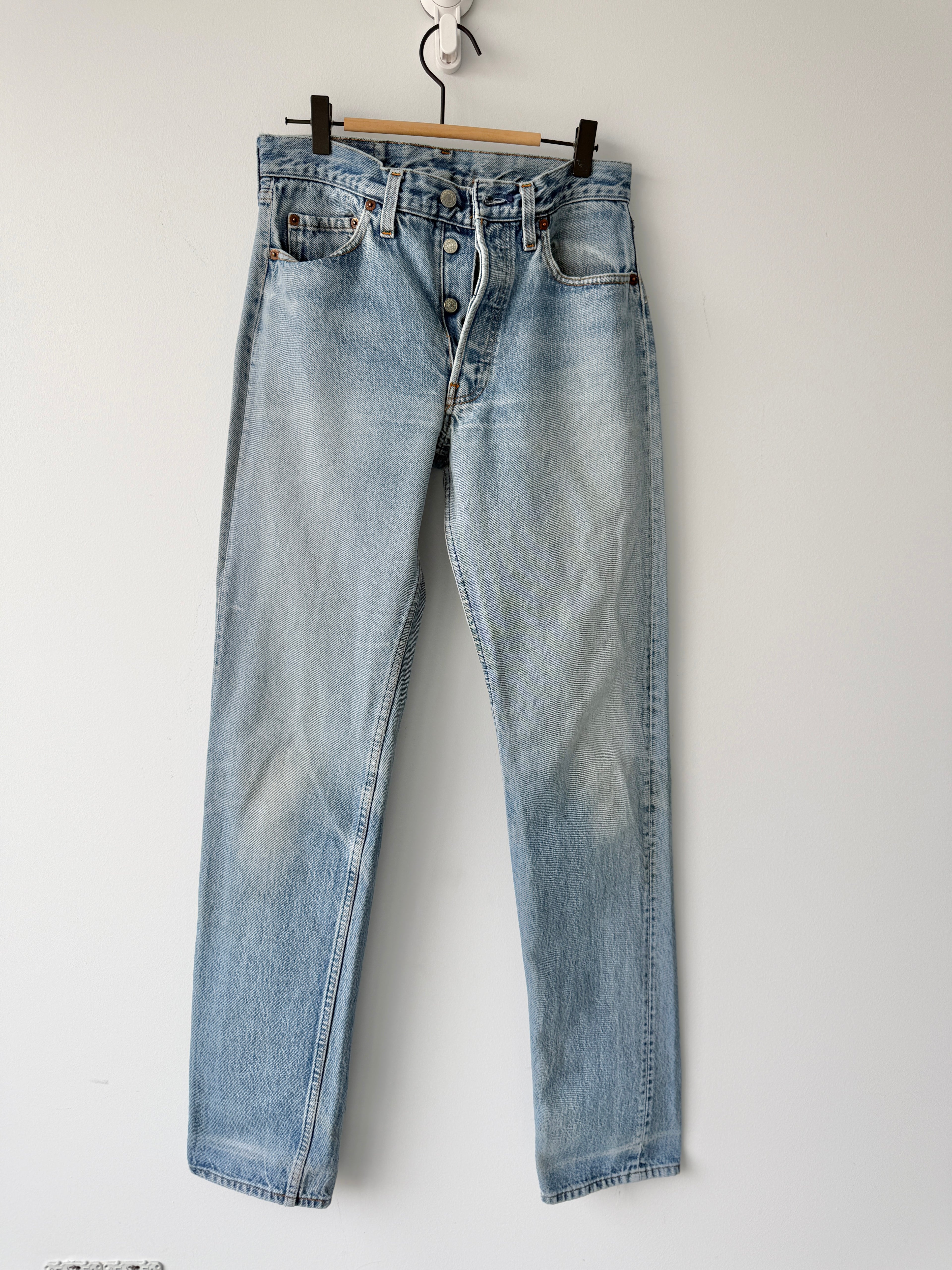 W28 L35 vintage Levis 501 27/28” measured medium light faded blue denim 80s Levi’s 501s
