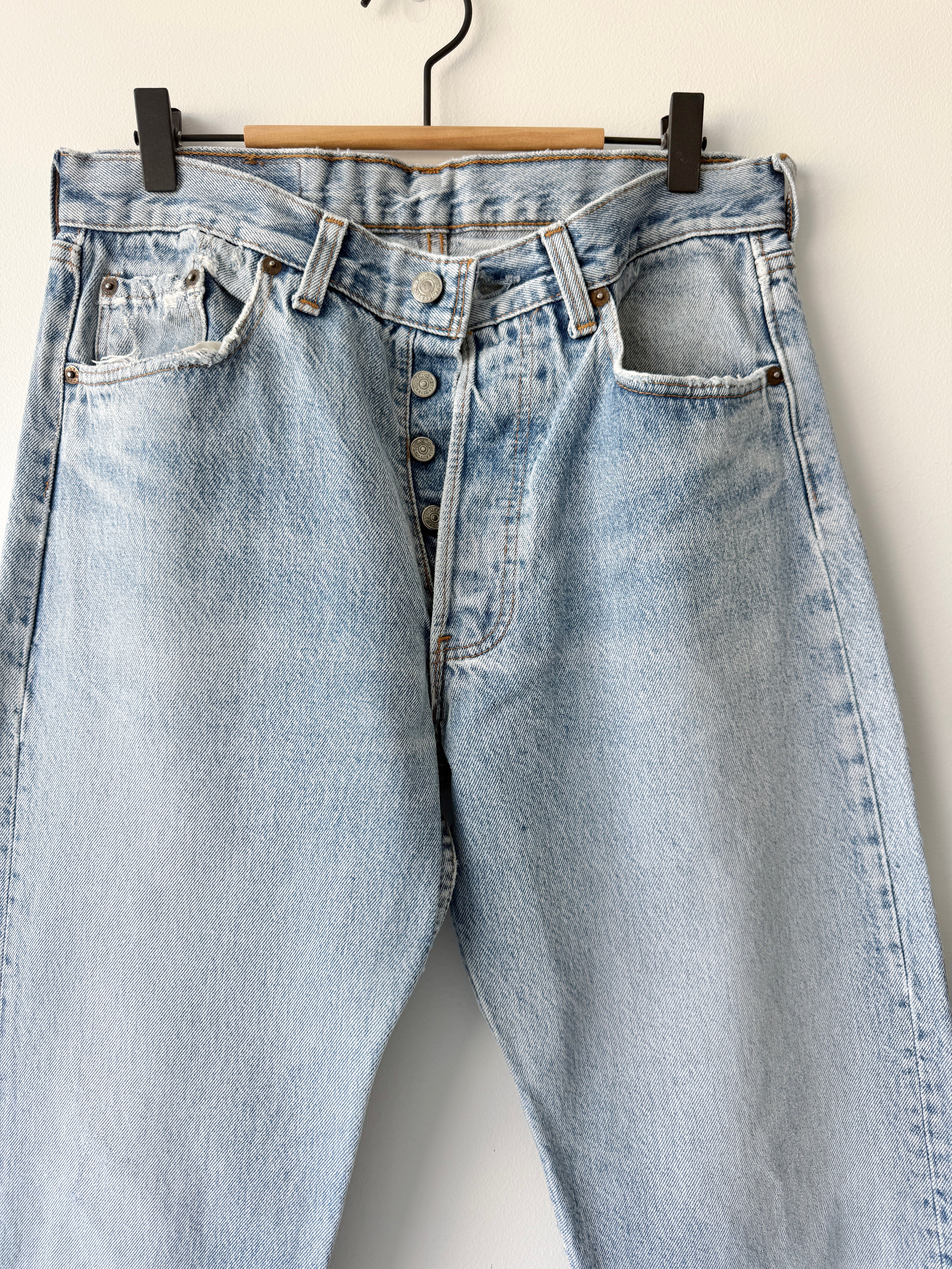W31 L30 vintage Levis 501 30/31” measured waist light blue 501s made in 80s