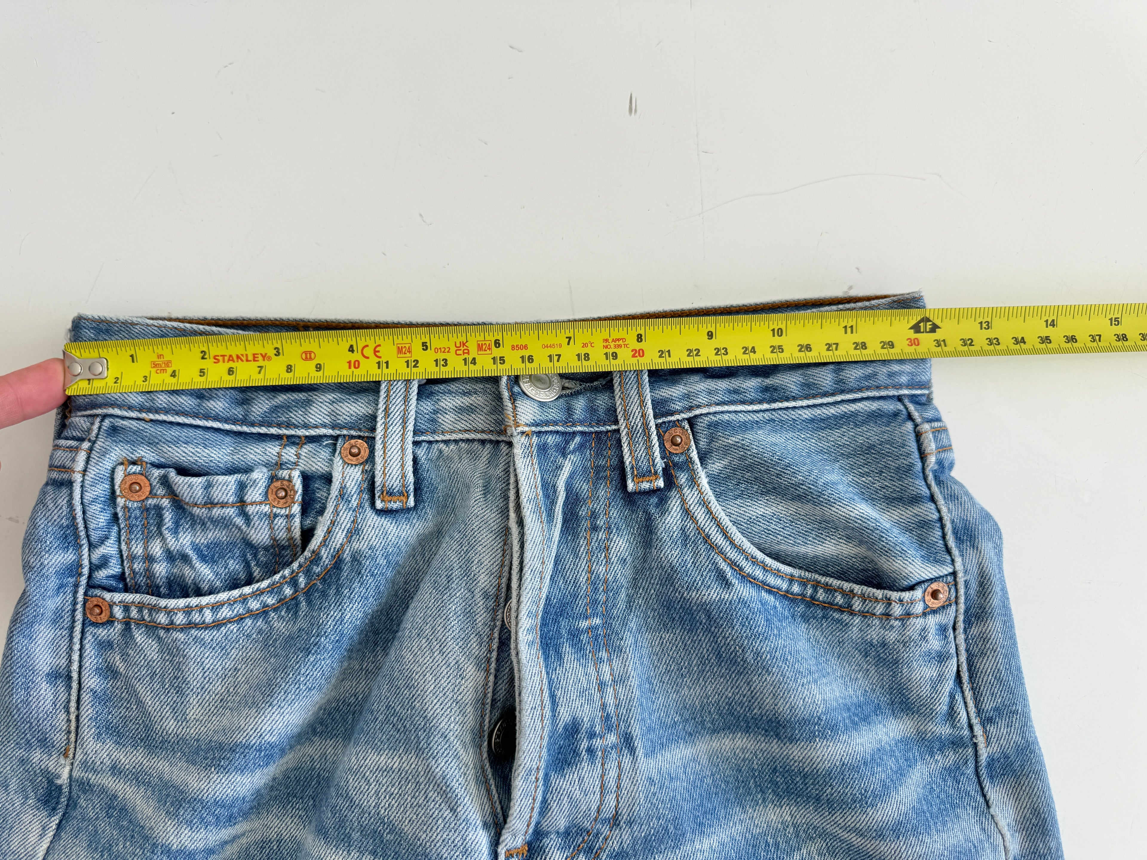Soft W23 L29 vintage Levis 501 22-24” measured waist medium faded whisker blue 501s 90s