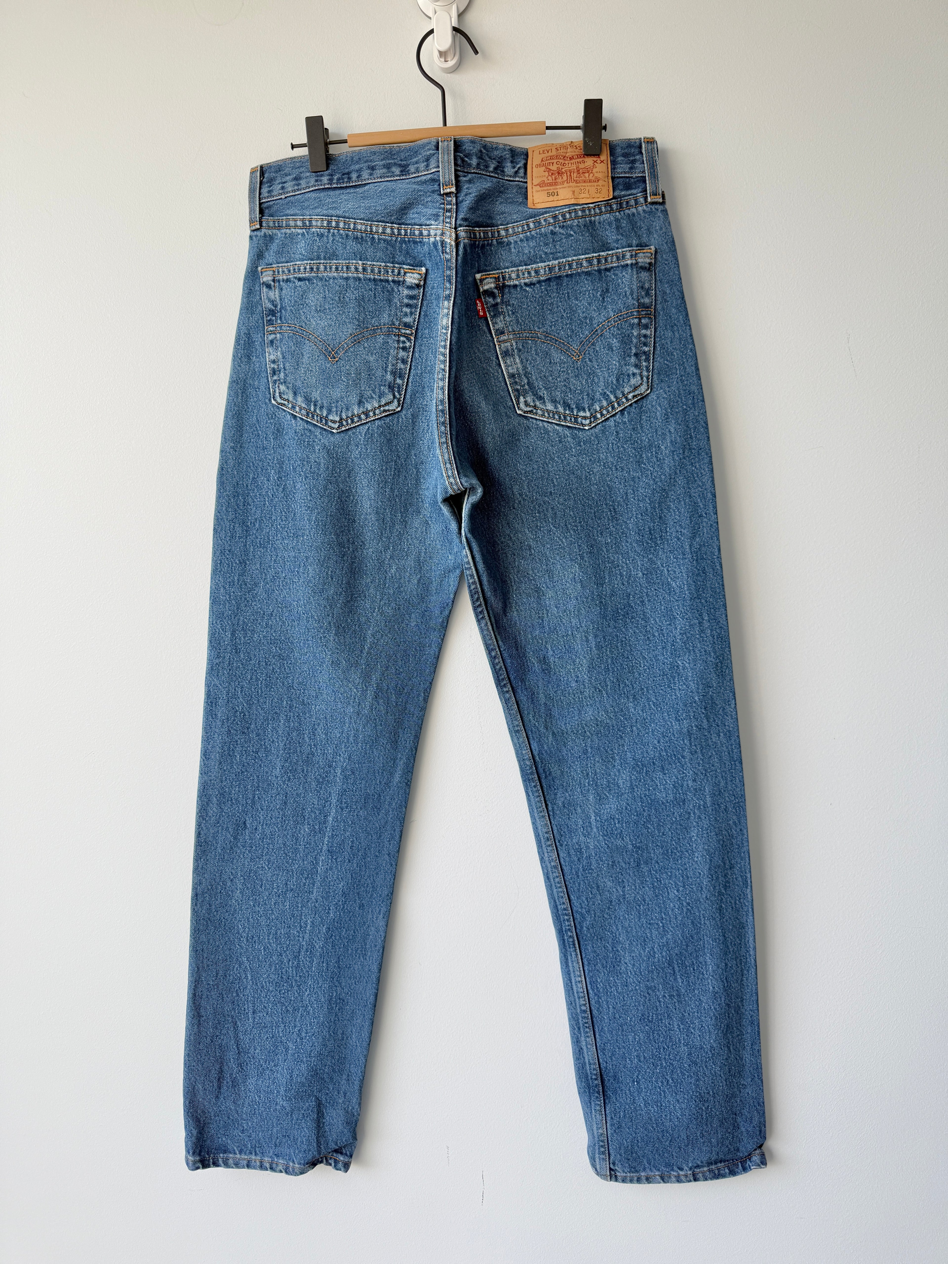 W31 L31 vintage Levis 501 30-31” measured dark blue made in 90s USA